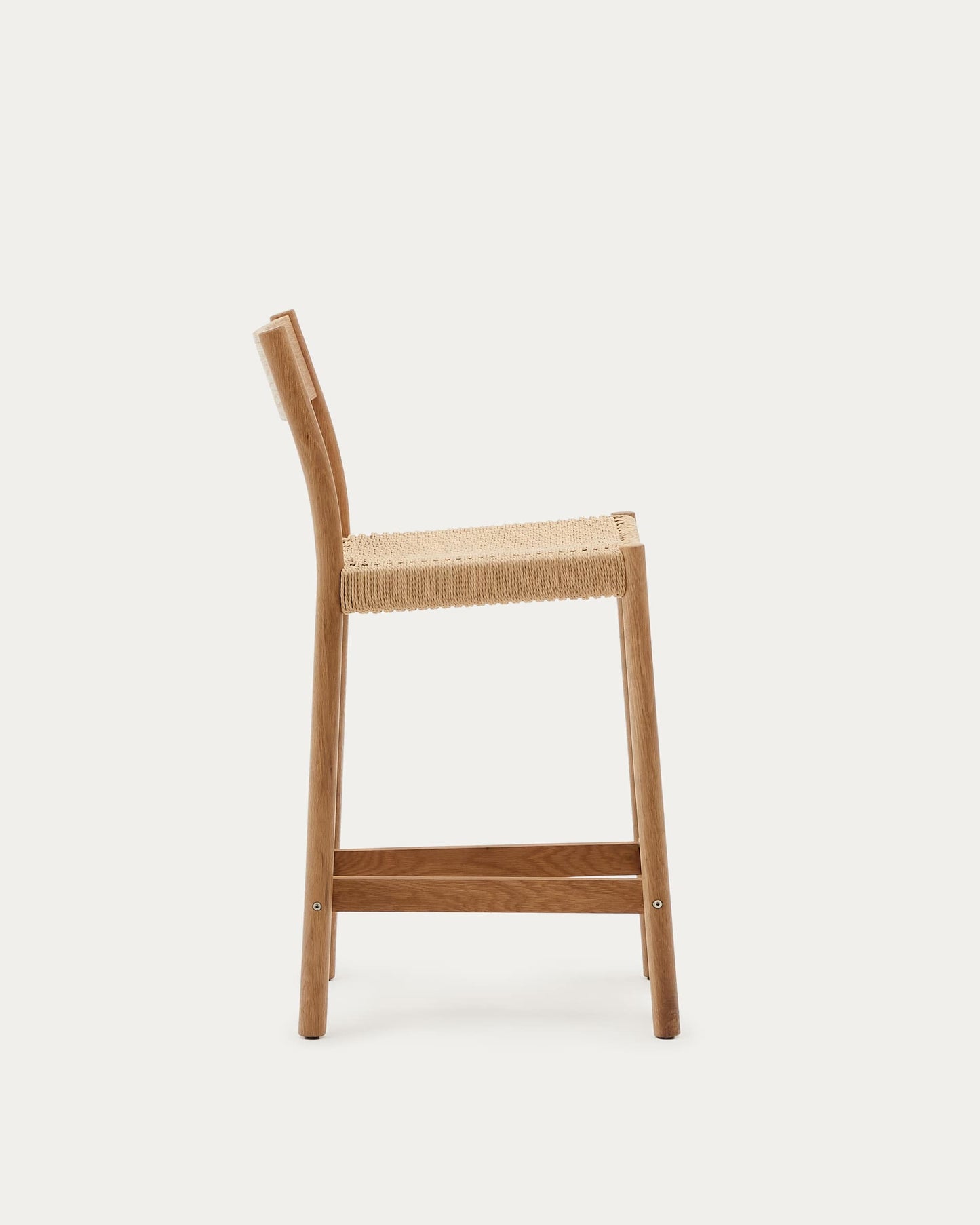 Sgabello Yalia con schienale in legno massello di rovere finitura naturale e seduta in corda, 65 cm