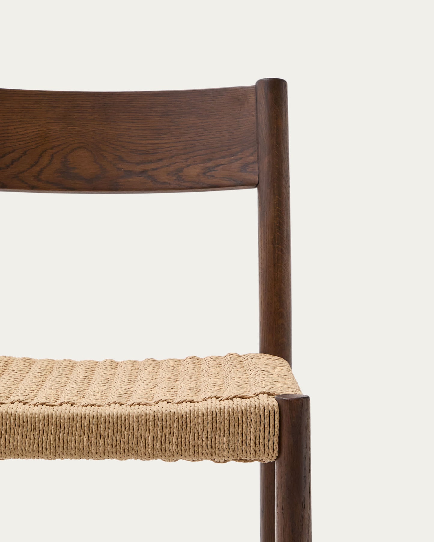 Sgabello Yalia con schienale in legno massello di rovere con finitura in noce e seduta in corda da 65 cm