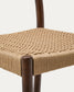 Sgabello Yalia con schienale in legno massello di rovere con finitura in noce e seduta in corda da 65 cm