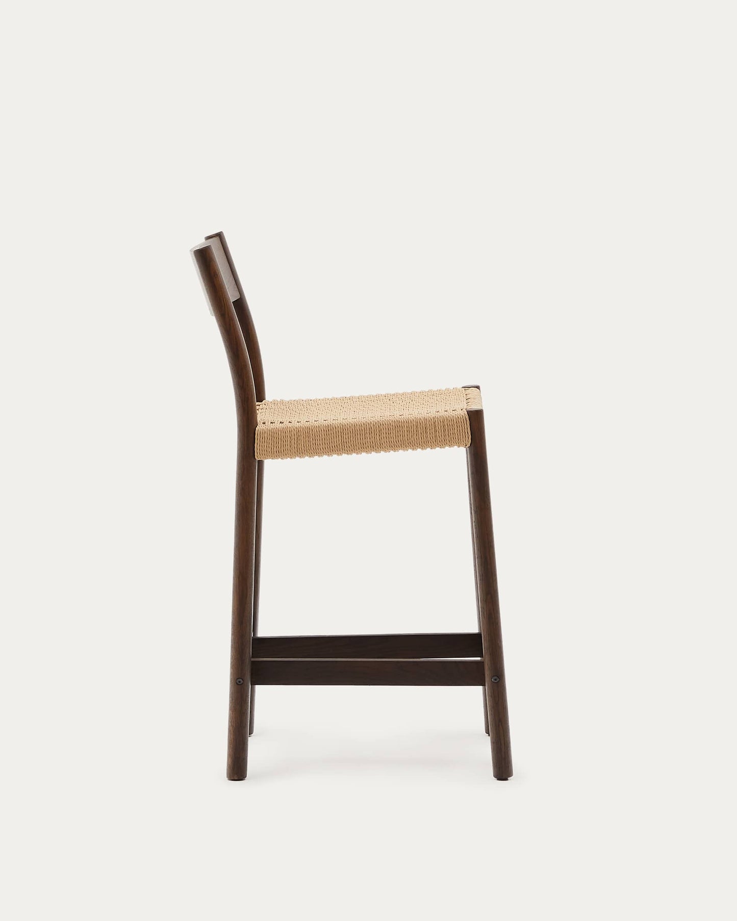 Sgabello Yalia con schienale in legno massello di rovere con finitura in noce e seduta in corda da 65 cm