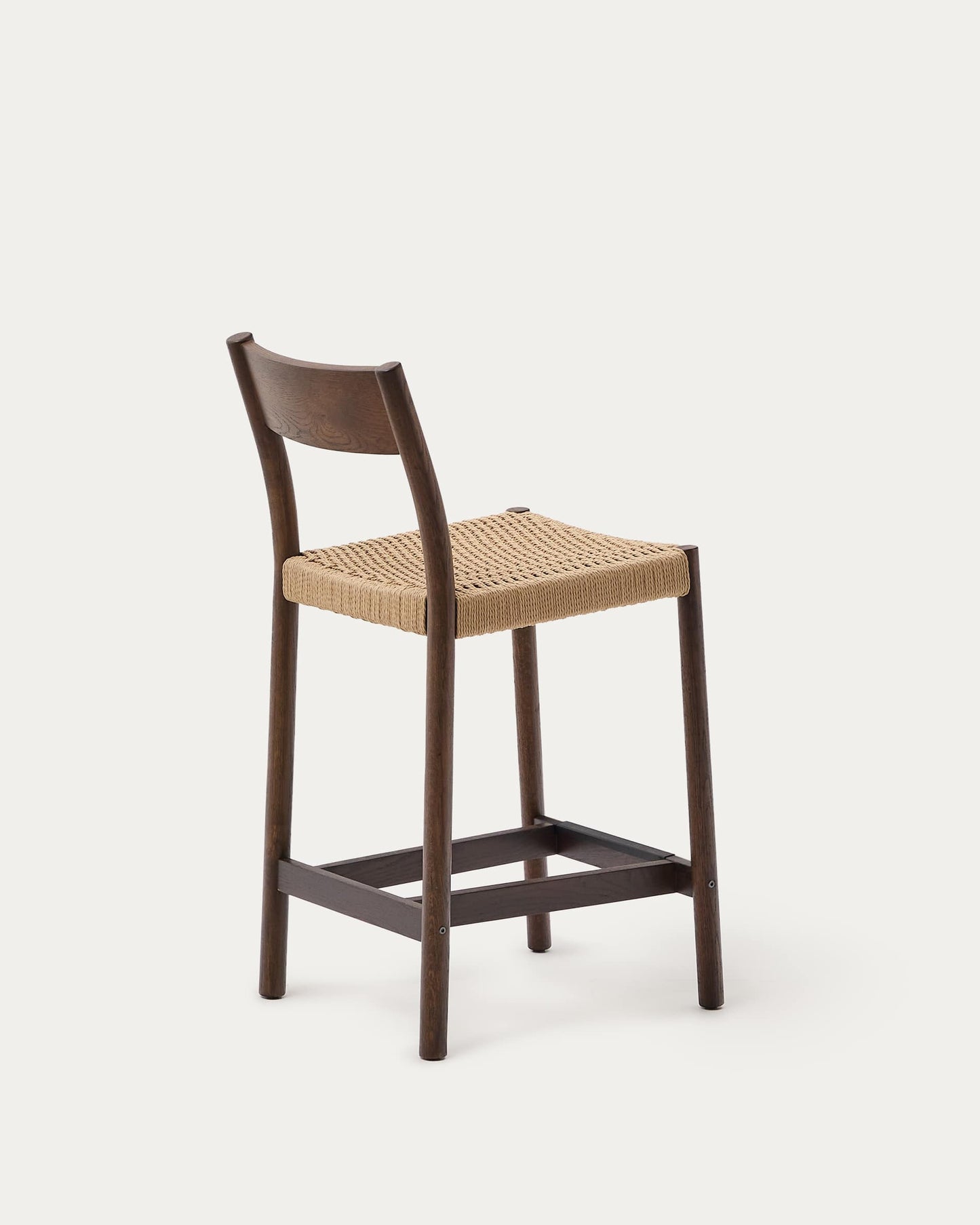 Sgabello Yalia con schienale in legno massello di rovere con finitura in noce e seduta in corda da 65 cm