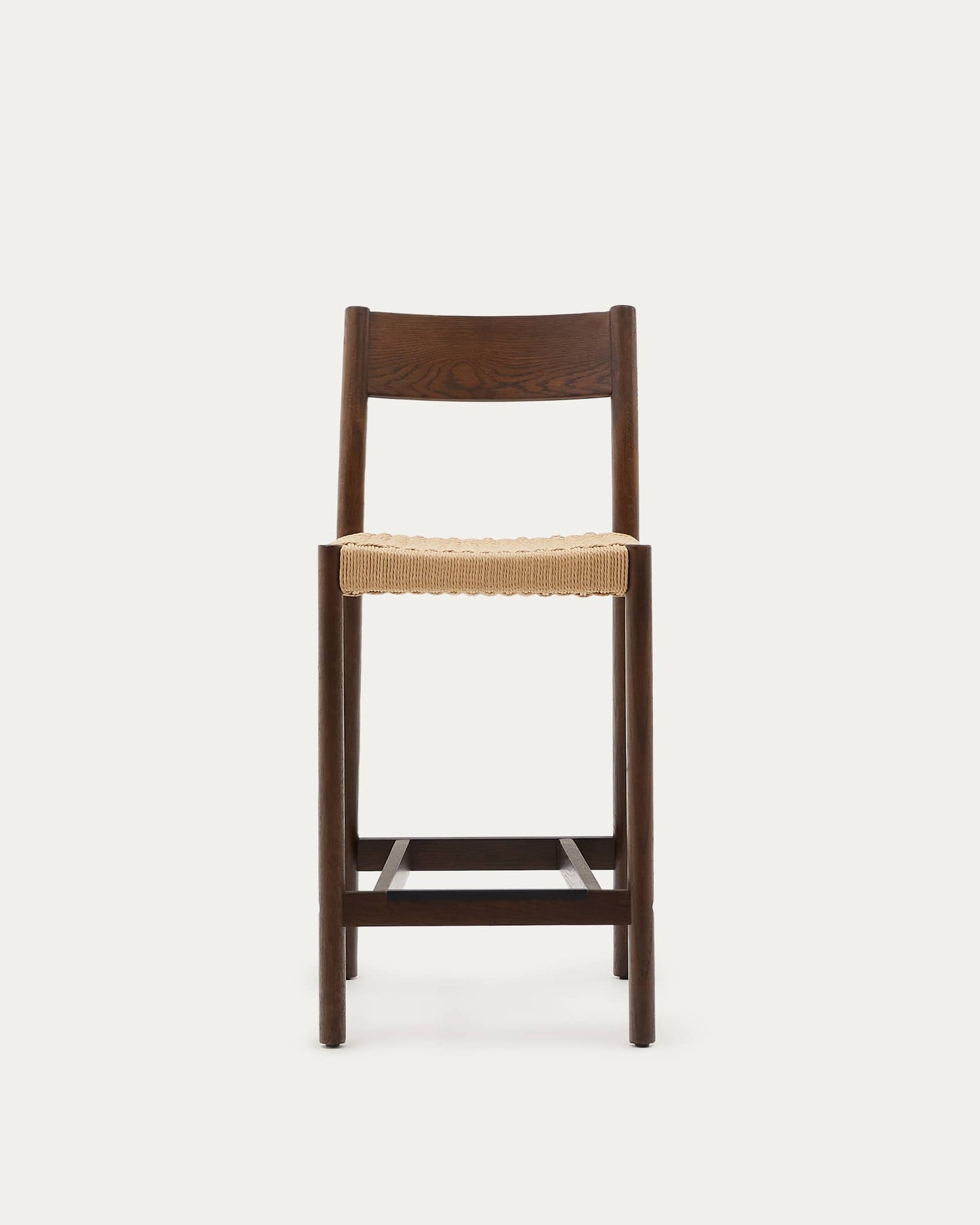 Sgabello Yalia con schienale in legno massello di rovere con finitura in noce e seduta in corda da 65 cm