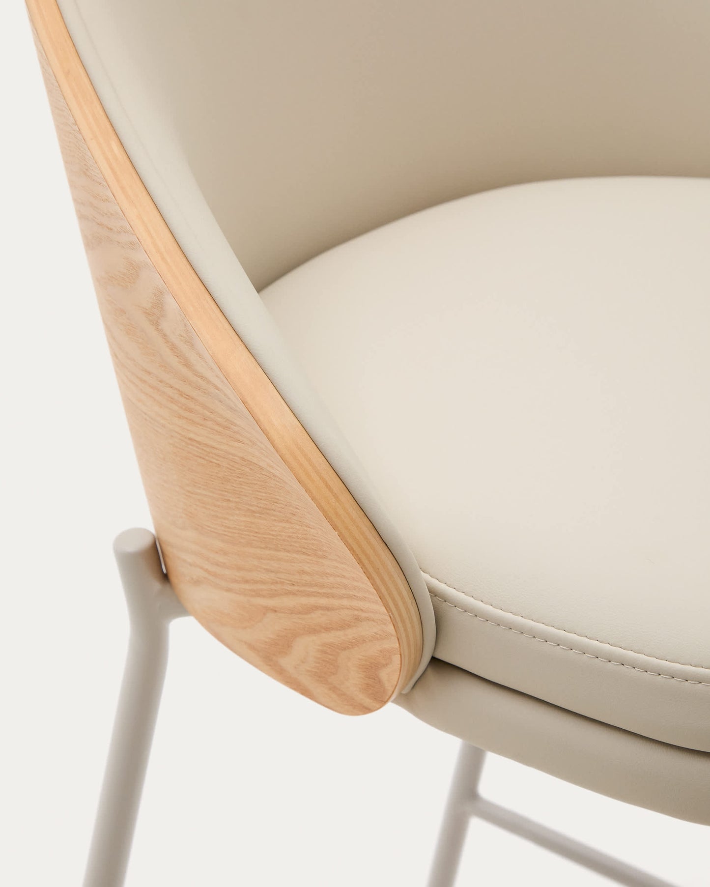 Sgabello Eamy di pelle sintetica beige, impiallacciatura in frassino finitura naturale 77 cm