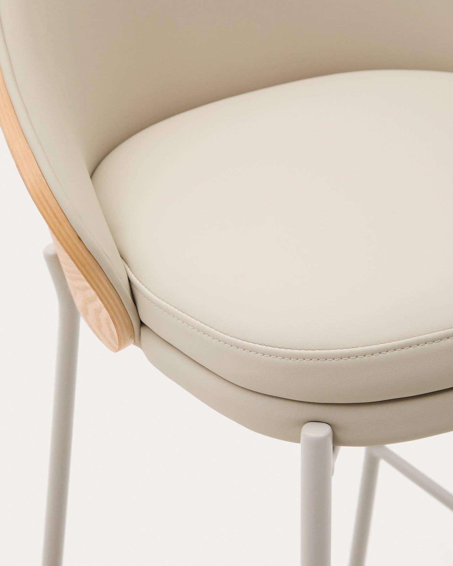 Sgabello Eamy di pelle sintetica beige, impiallacciatura in frassino finitura naturale 65 cm