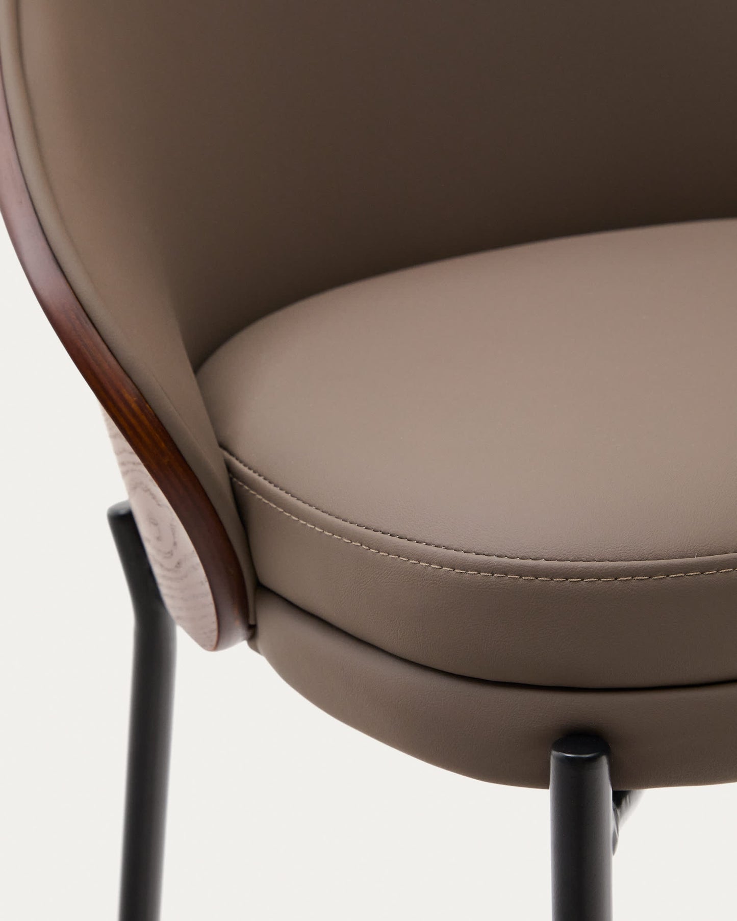 Sgabello Eamy di pelle sintetica marrone, impiallacciatura in frassino finitura noce e metallo nero altezza 65 cm