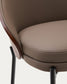 Sgabello Eamy di pelle sintetica marrone, impiallacciatura in frassino finitura noce e metallo nero altezza 65 cm