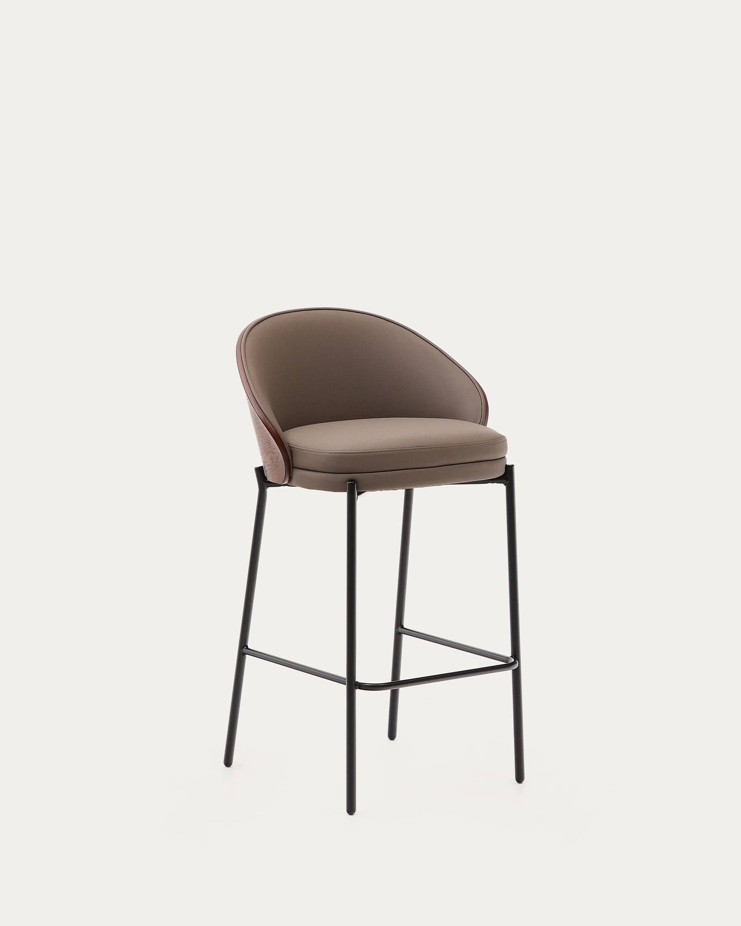 Sgabello Eamy di pelle sintetica marrone, impiallacciatura in frassino finitura noce e metallo nero altezza 65 cm
