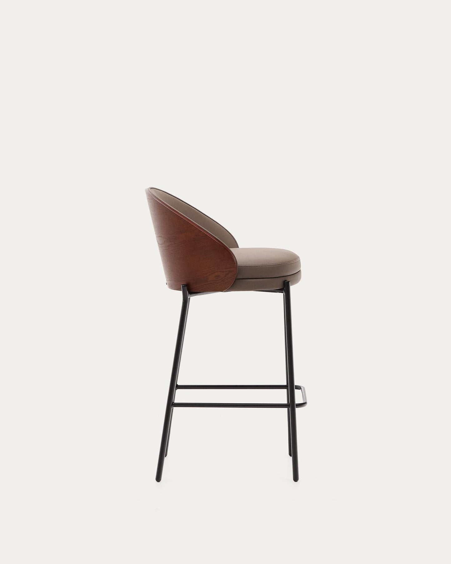 Sgabello Eamy di pelle sintetica marrone, impiallacciatura in frassino finitura noce e metallo nero altezza 65 cm