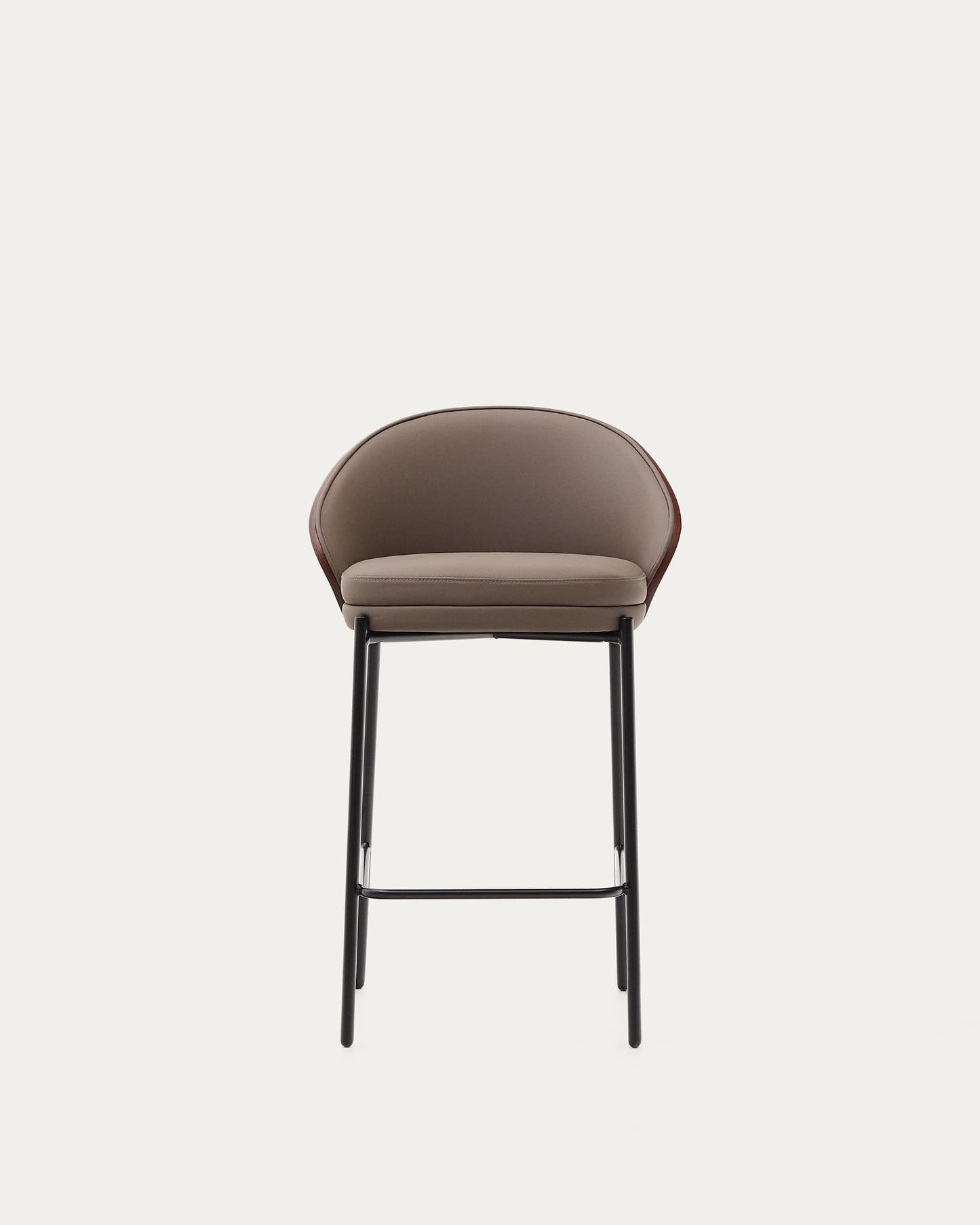 Sgabello Eamy di pelle sintetica marrone, impiallacciatura in frassino finitura noce e metallo nero altezza 65 cm
