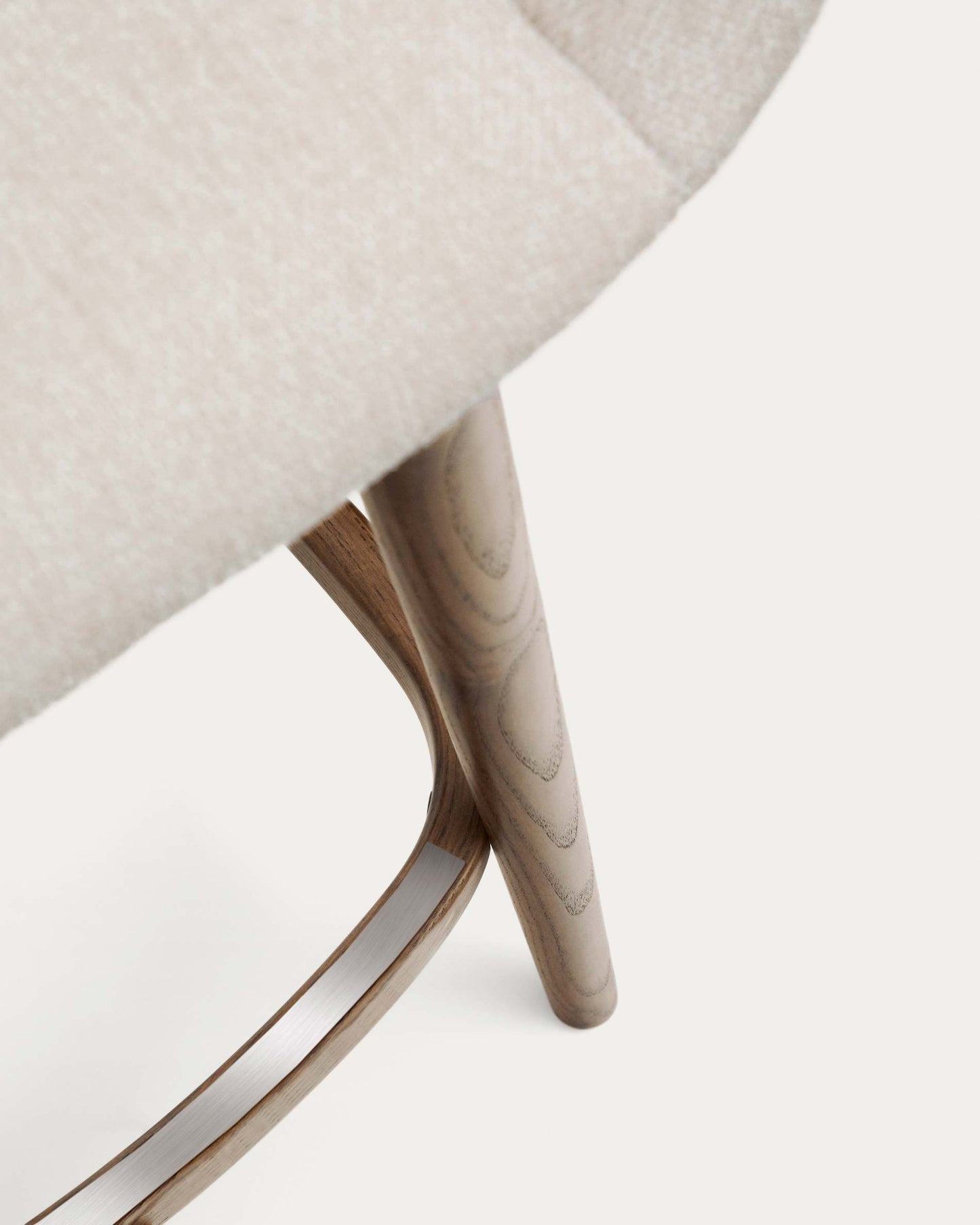 Sgabello Konna beige e gambe in legno massello di frassino finitura scura 65 cm