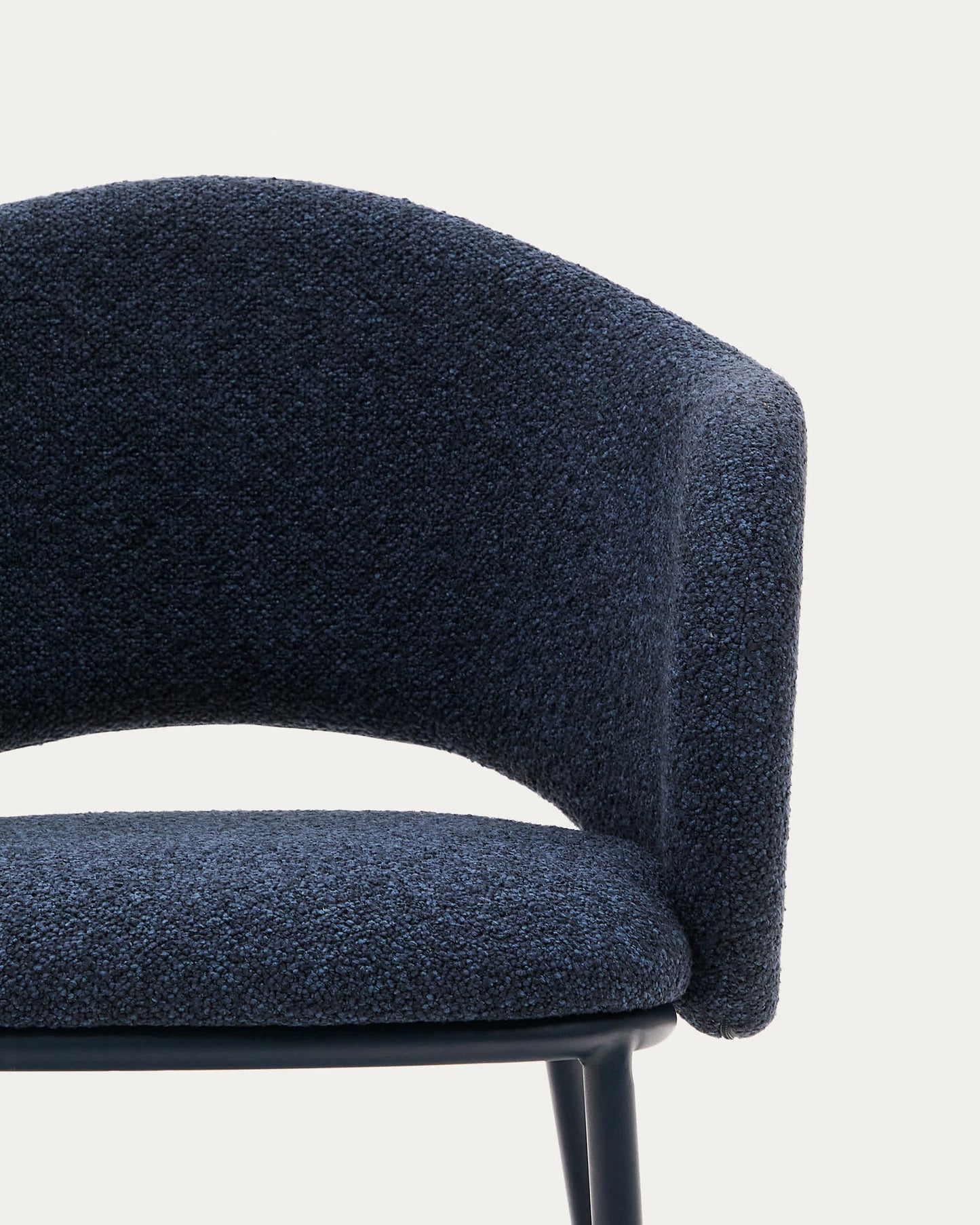 Sedia Maina in ciniglia spessa blu e gambe in acciaio con finitura blu