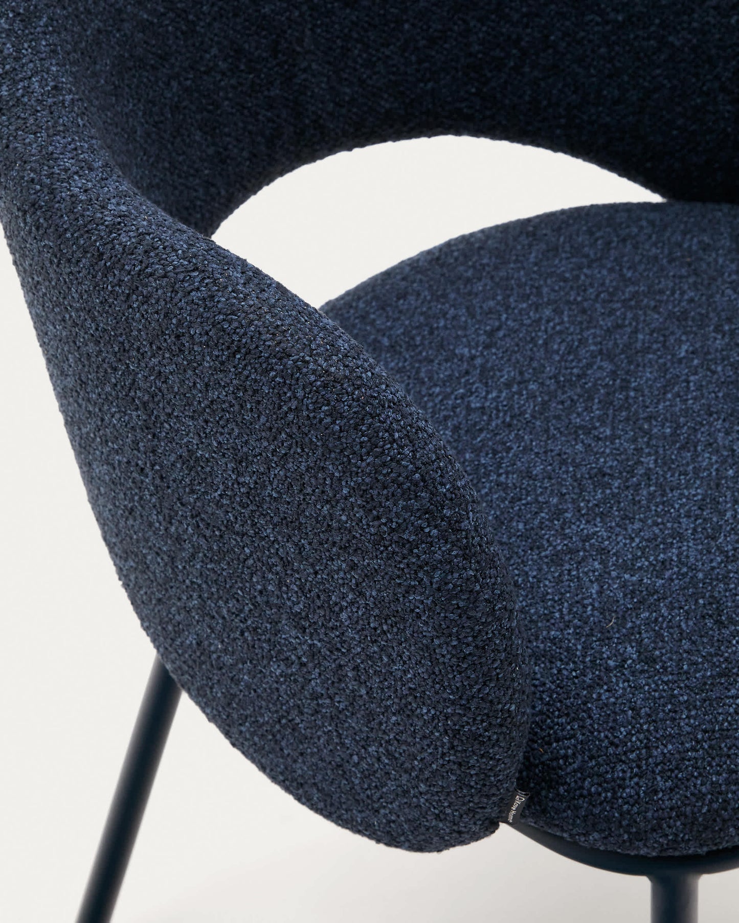 Sedia Maina in ciniglia spessa blu e gambe in acciaio con finitura blu