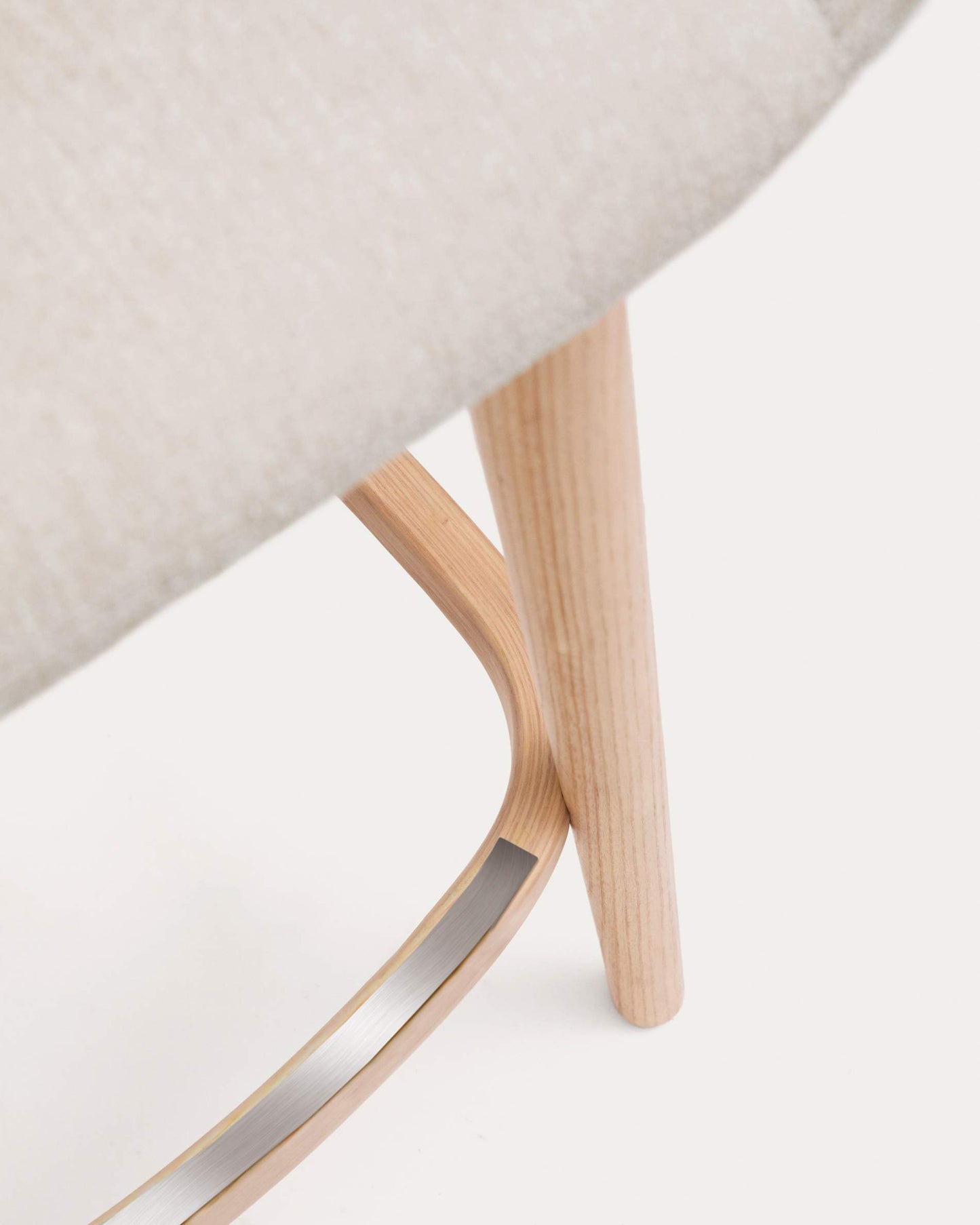 Sgabello Konna beige e gambe in legno massello di frassino finitura chiara 65 cm