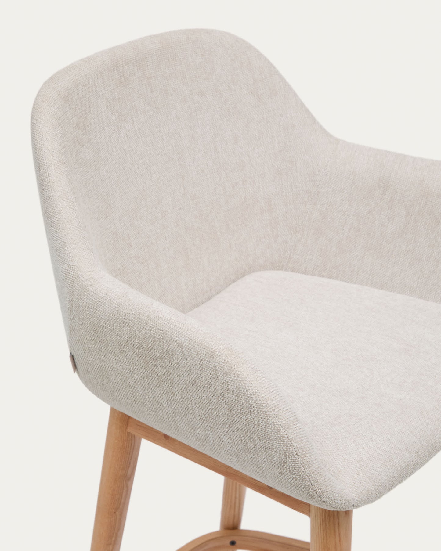 Sgabello Konna beige e gambe in legno massello di frassino finitura chiara 65 cm