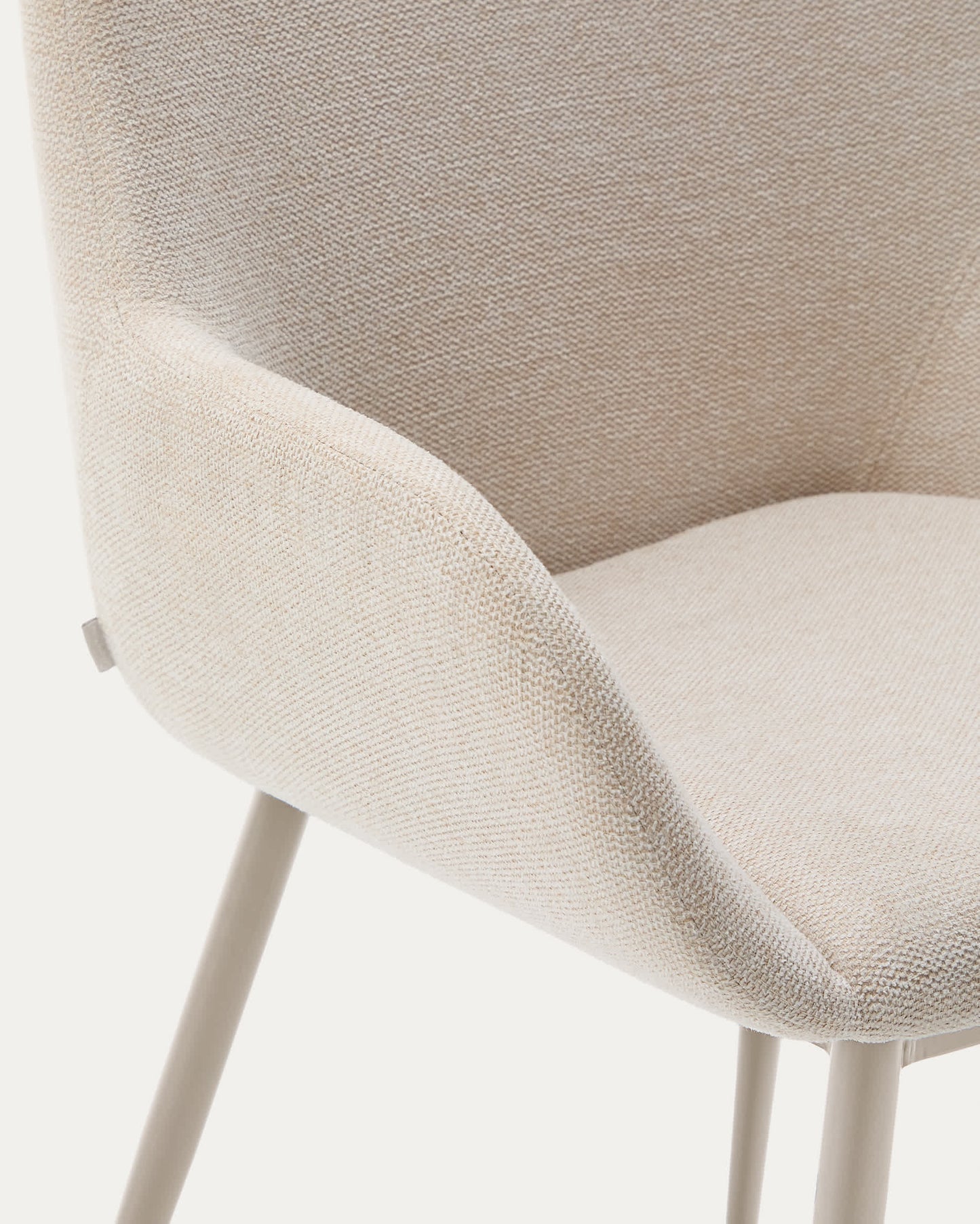 Sedia Konna beige e gambe in acciaio con finitura verniciata beige