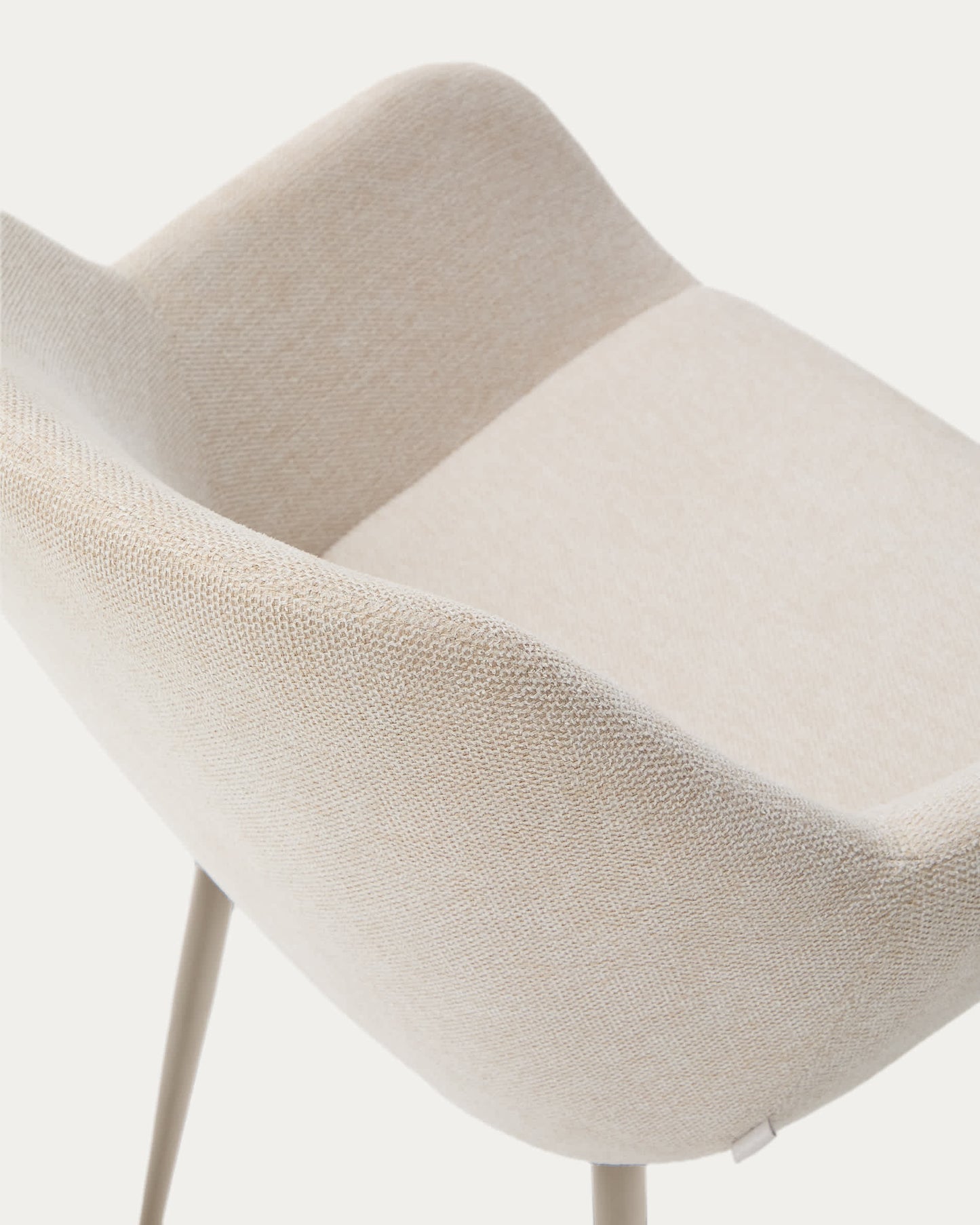 Sedia Konna beige e gambe in acciaio con finitura verniciata beige