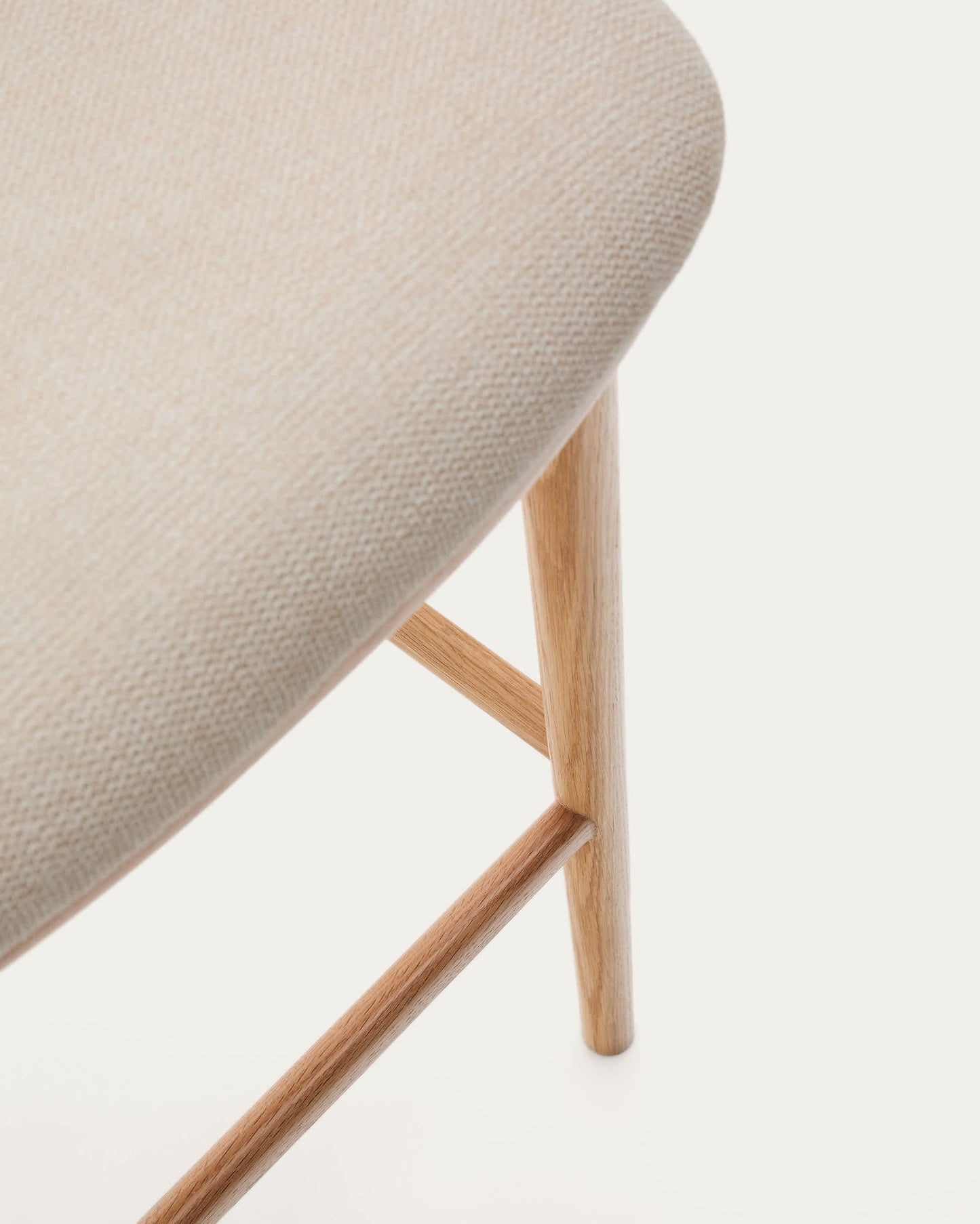 Sgabello Ciselia ciniglia beige legno di frassino finitura tono naturale 75 cm