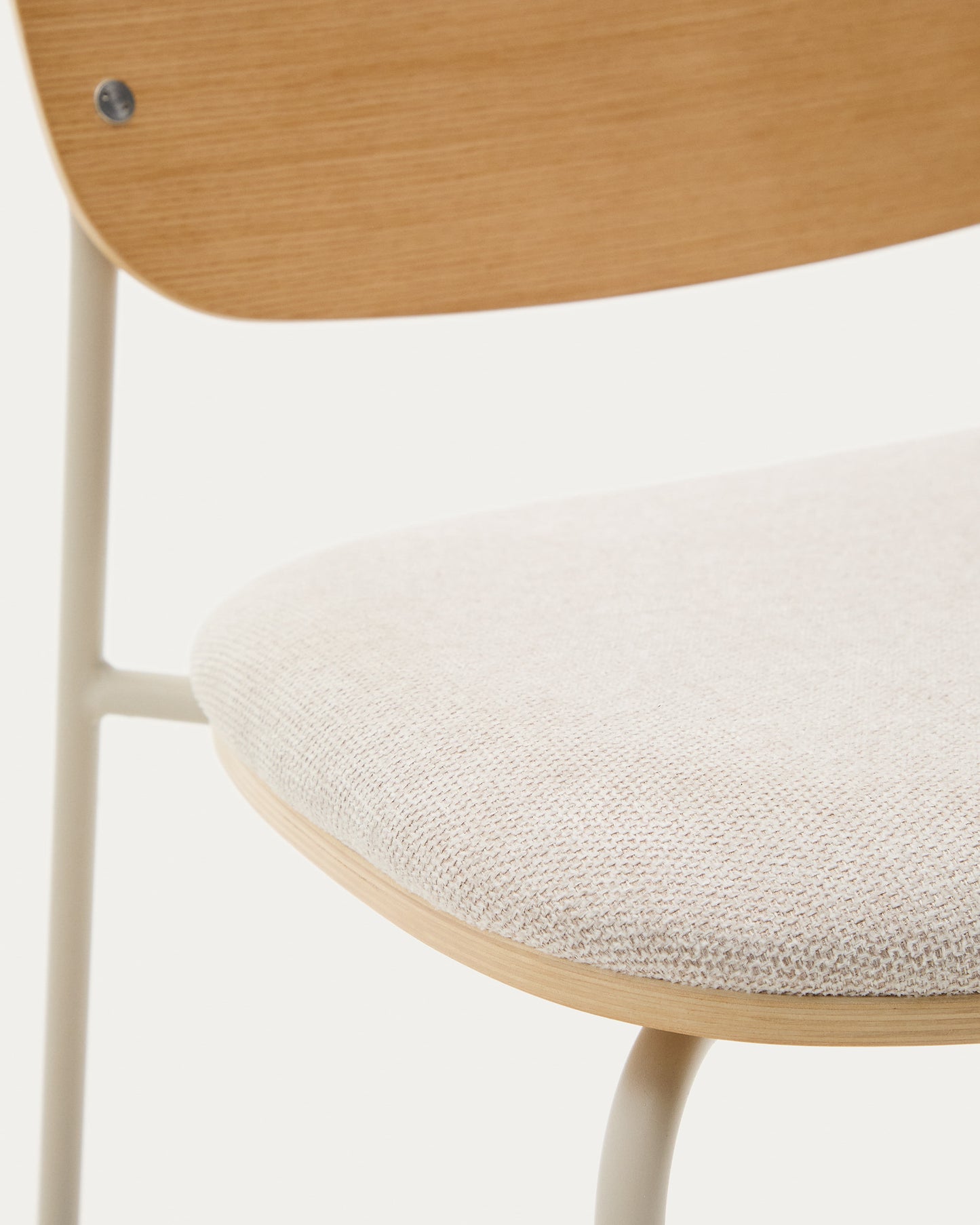Sedia impilabile Meli in compensato di pioppo con seduta in ciniglia beige e gambe in metallo beige