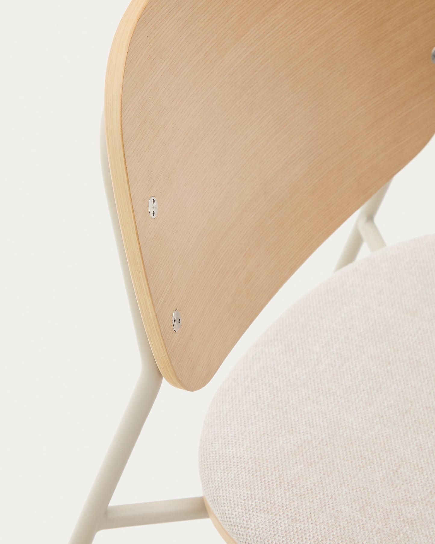 Sedia impilabile Meli in compensato di pioppo con seduta in ciniglia beige e gambe in metallo beige