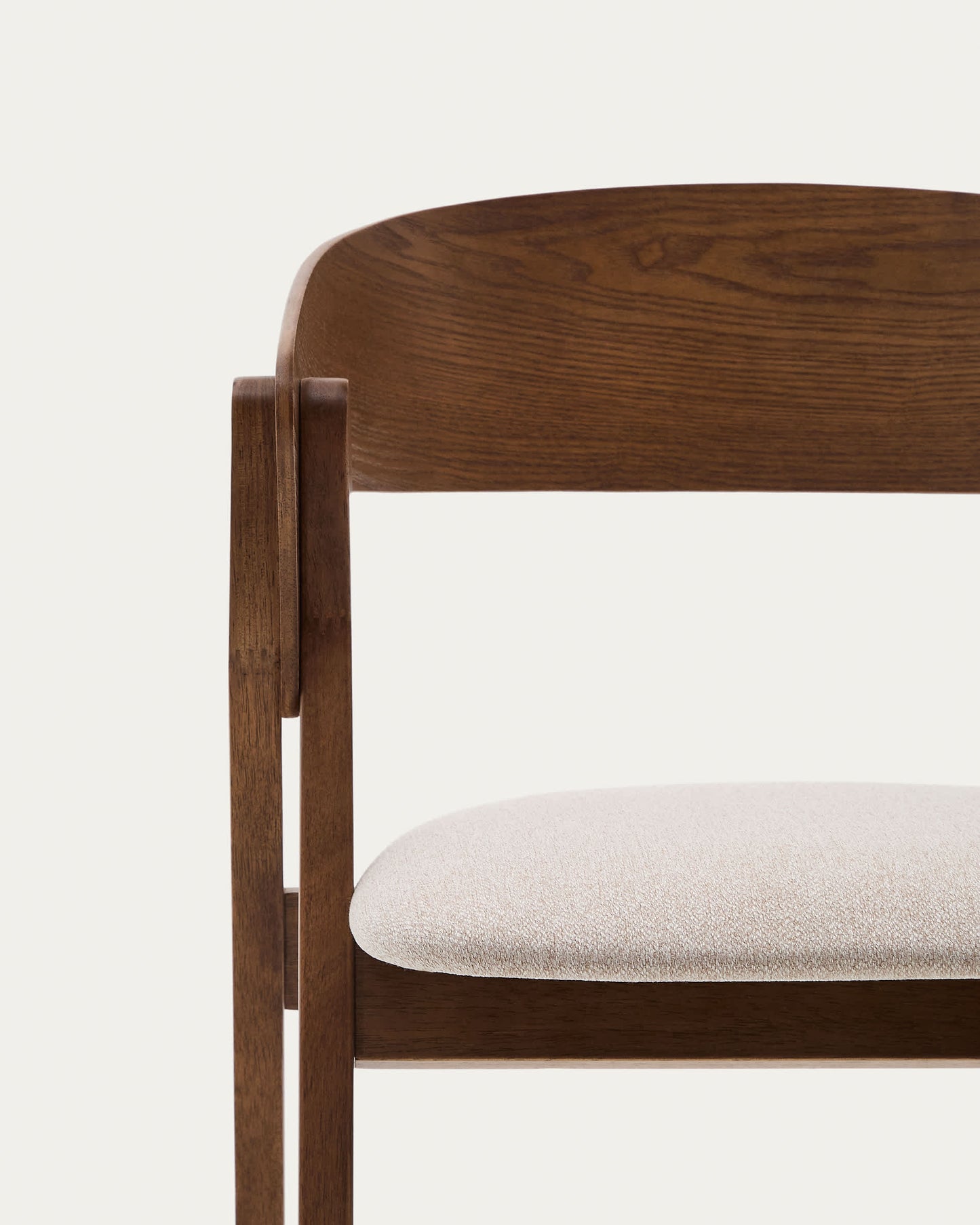 Sedia Godia in impiallacciato di frassino e legno massello di hevea finitura wengé e ciniglia beige