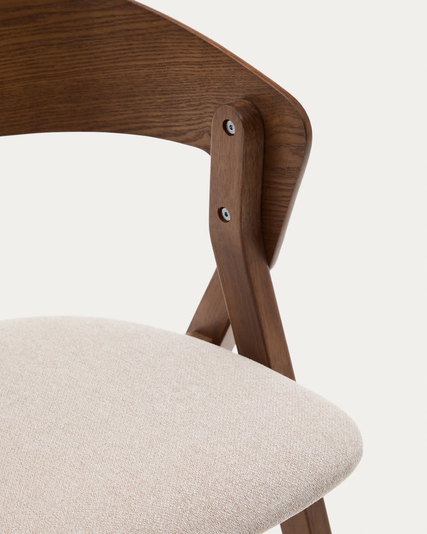 Sedia Godia in impiallacciato di frassino e legno massello di hevea finitura wengé e ciniglia beige