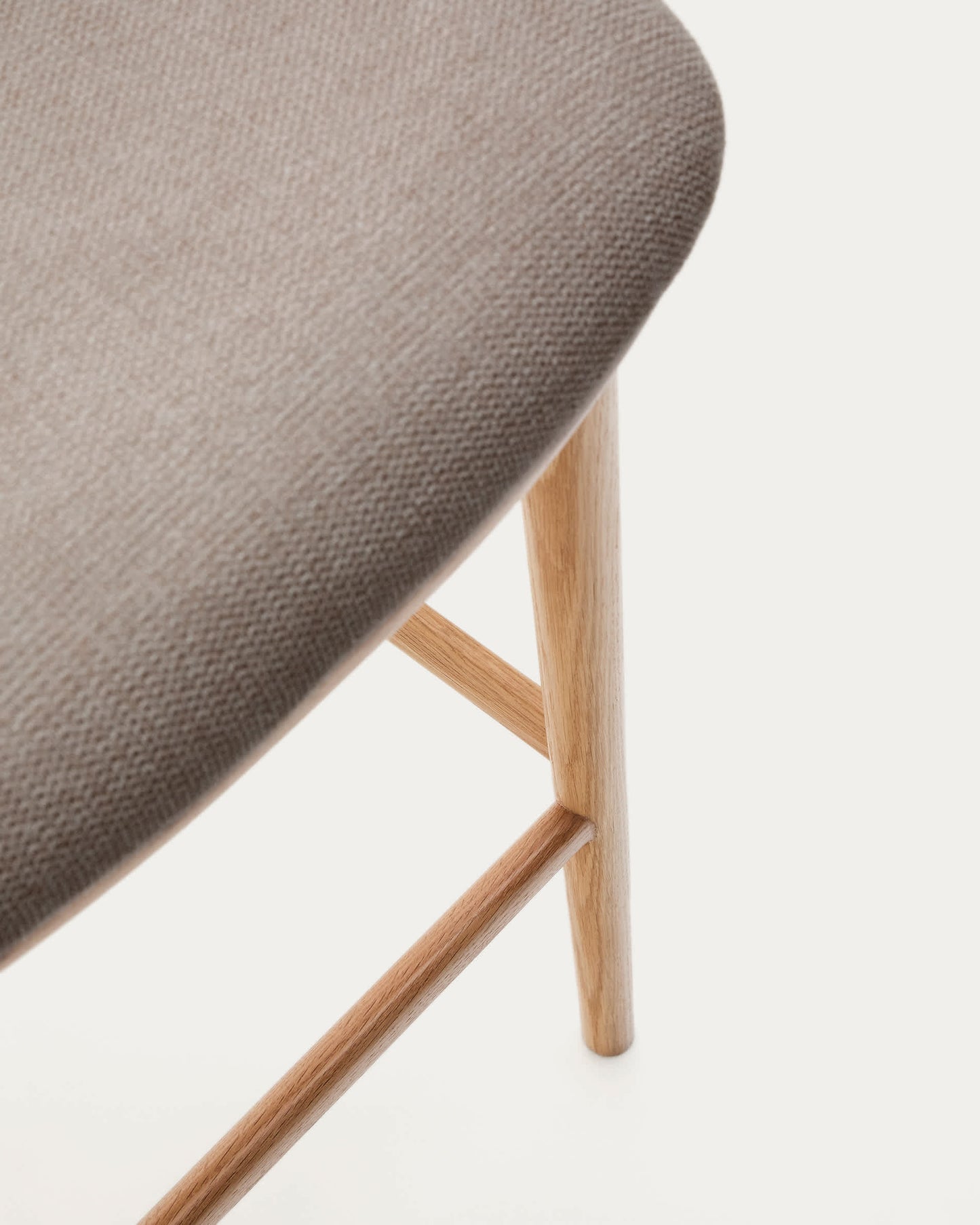 Sgabello Ciselia ciniglia marrone legno di frassino finitura tono naturale 65 cm