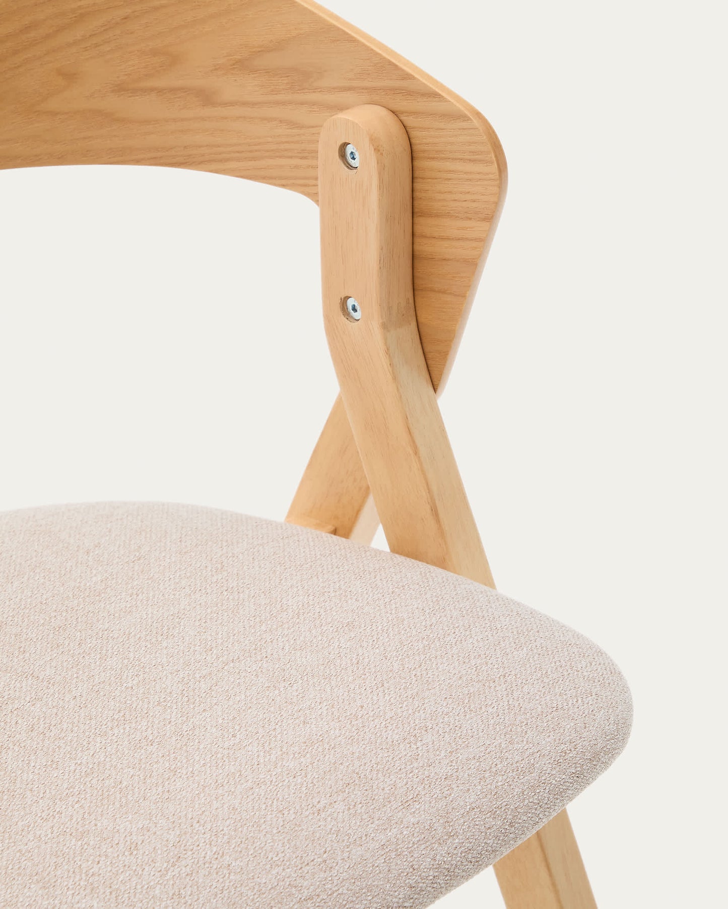Sedia Godia in impiallacciato di frassino e legno massello di hevea finitura naturale e ciniglia beige