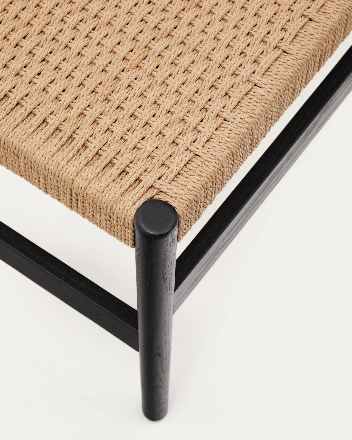 Panca Zaide in legno massiccio di rovere con finitura in nero e seduta in corda 120 cm