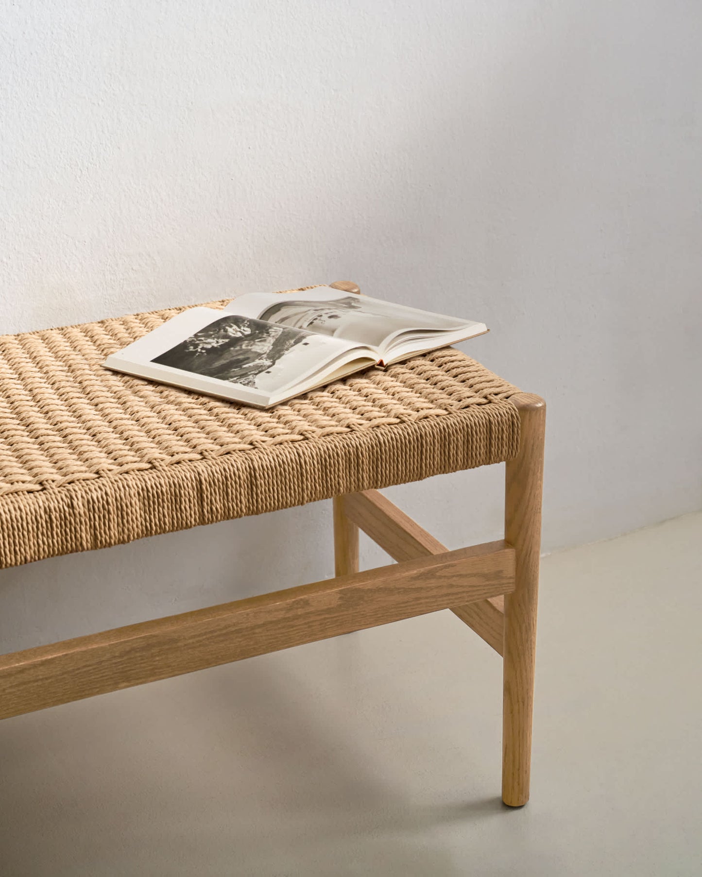 Panca Zaide in legno massiccio di rovere con finitura naturale e seduta in corda 120 cm