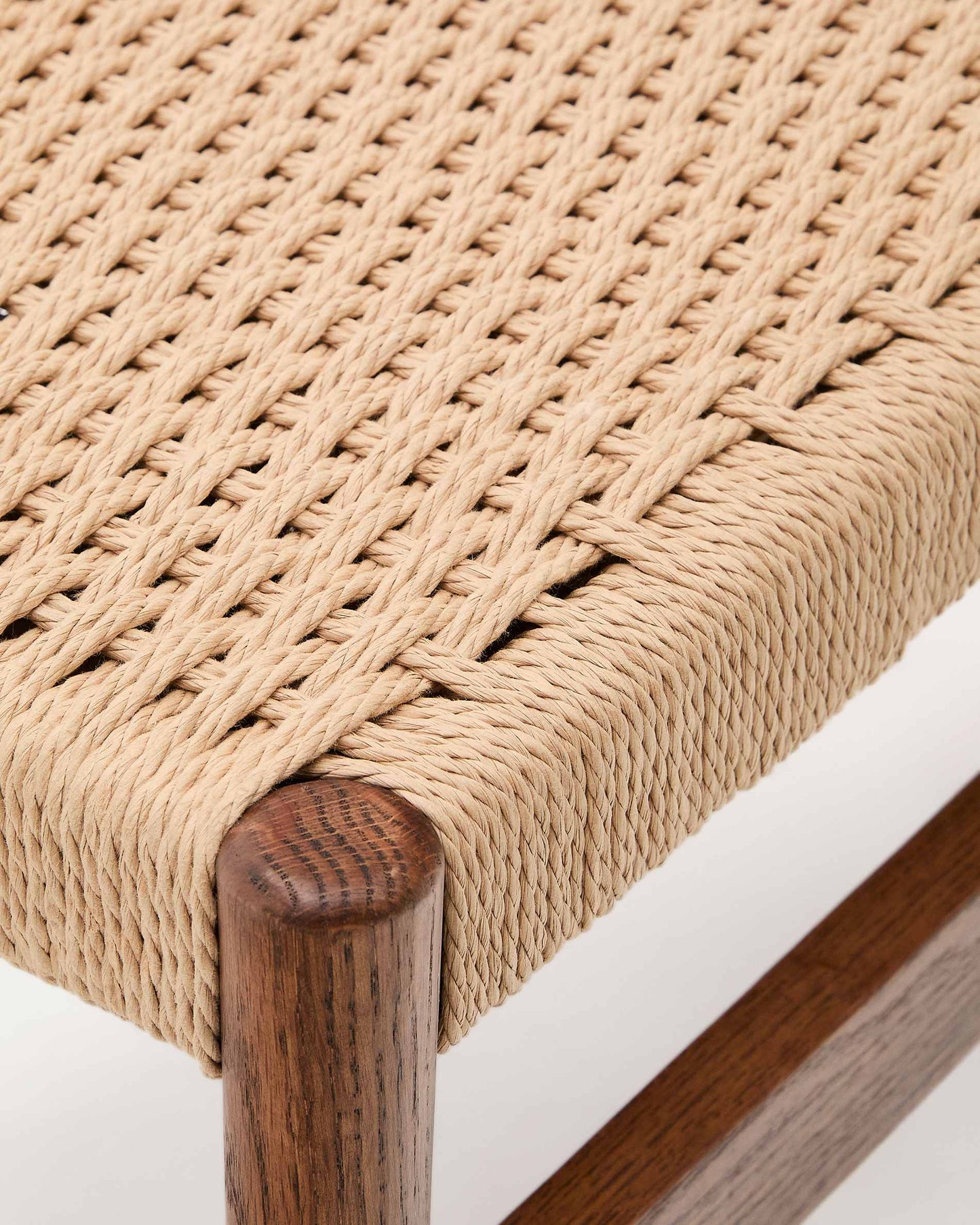 Panca Zaide in legno massiccio di rovere con finitura in noce e seduta in corda 120 cm