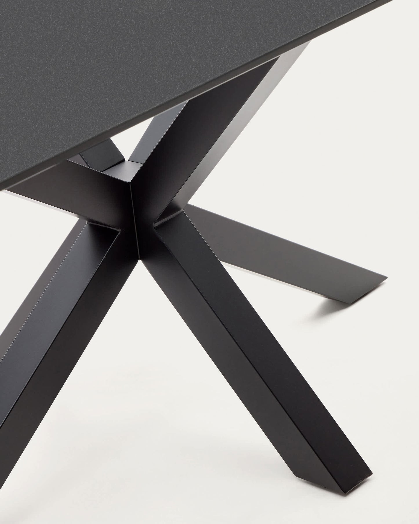 Tavolo Argo in vetro nero con gambe in acciaio finitura nera 160 x 90 cm
