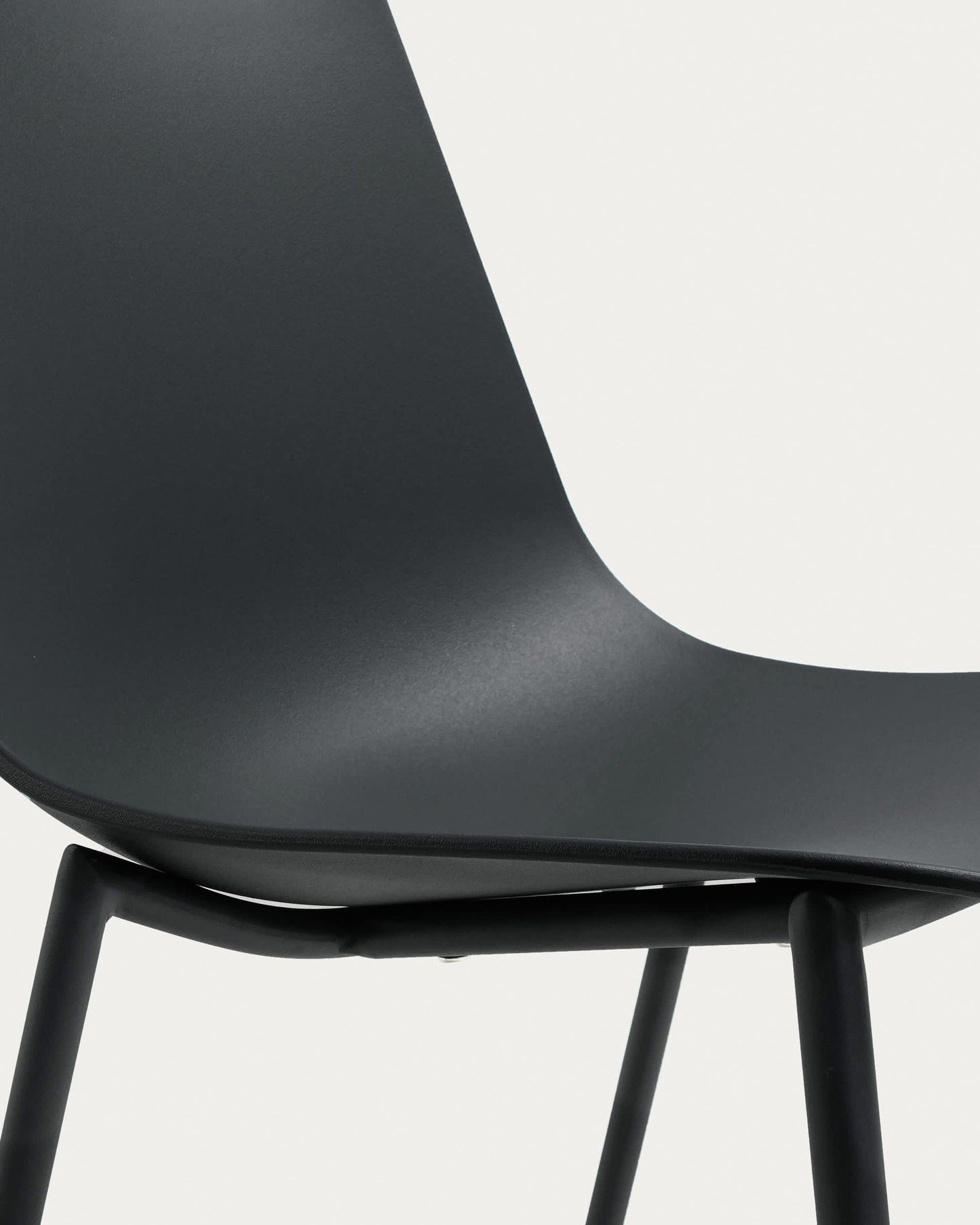 Sedia Whatts con gambe in acciaio con finitura nera