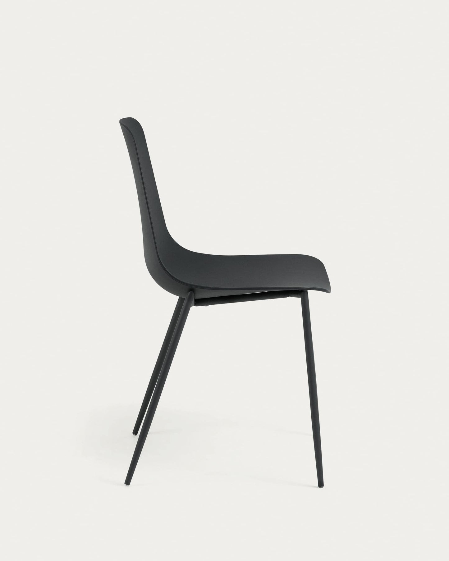 Sedia Whatts con gambe in acciaio con finitura nera
