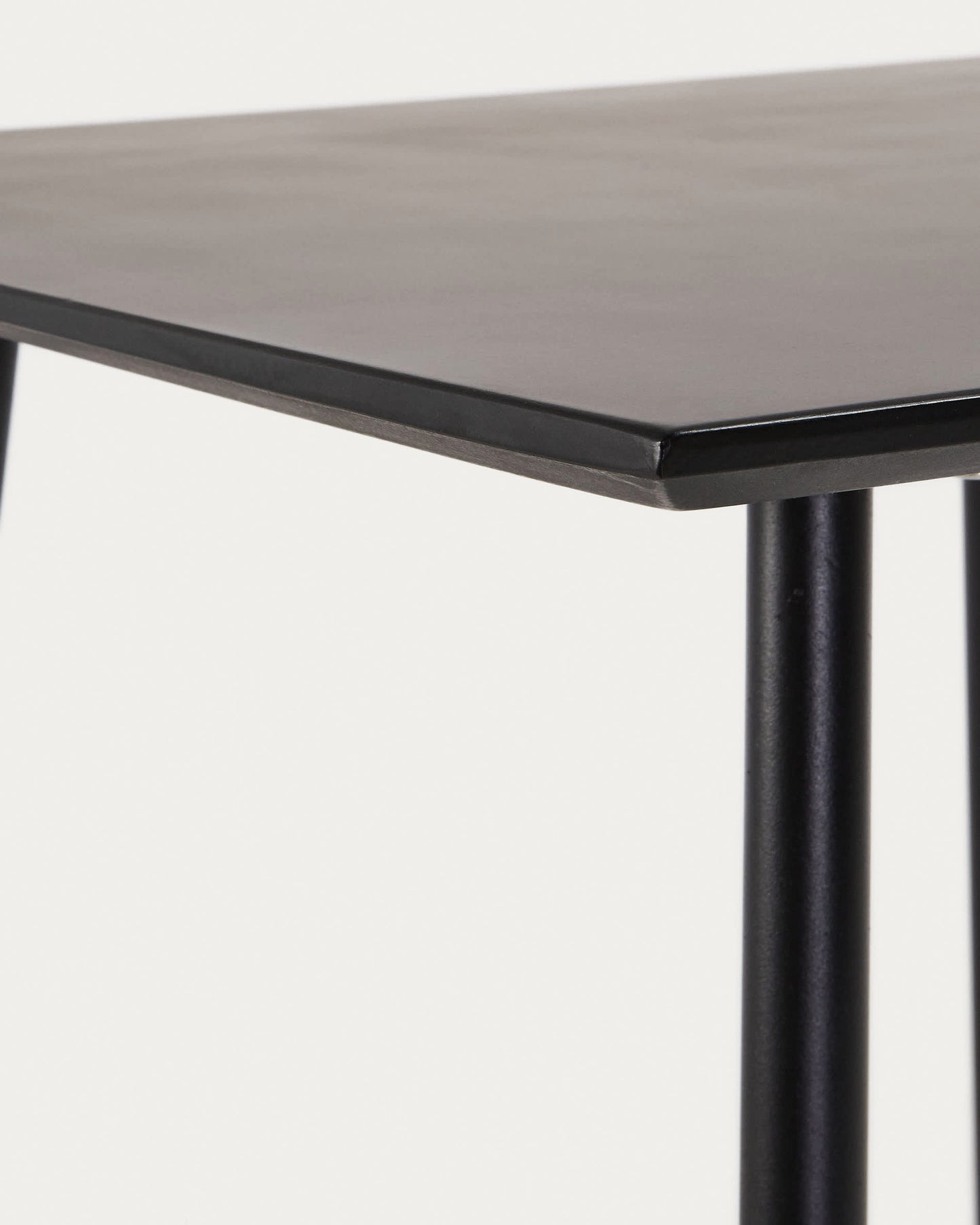 Tavolino Mathis in fibra di cemento con gambe in acciaio finitura nera 75 x 75 cm