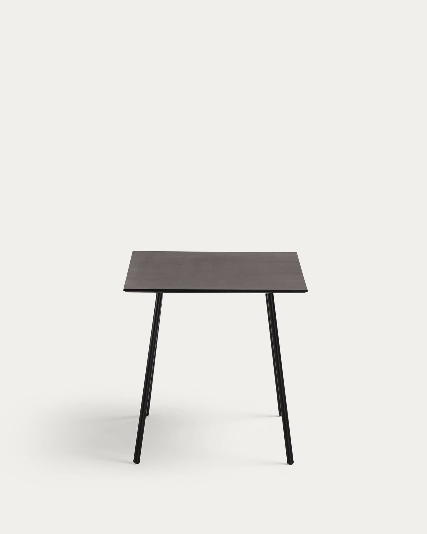 Tavolino Mathis in fibra di cemento con gambe in acciaio finitura nera 75 x 75 cm