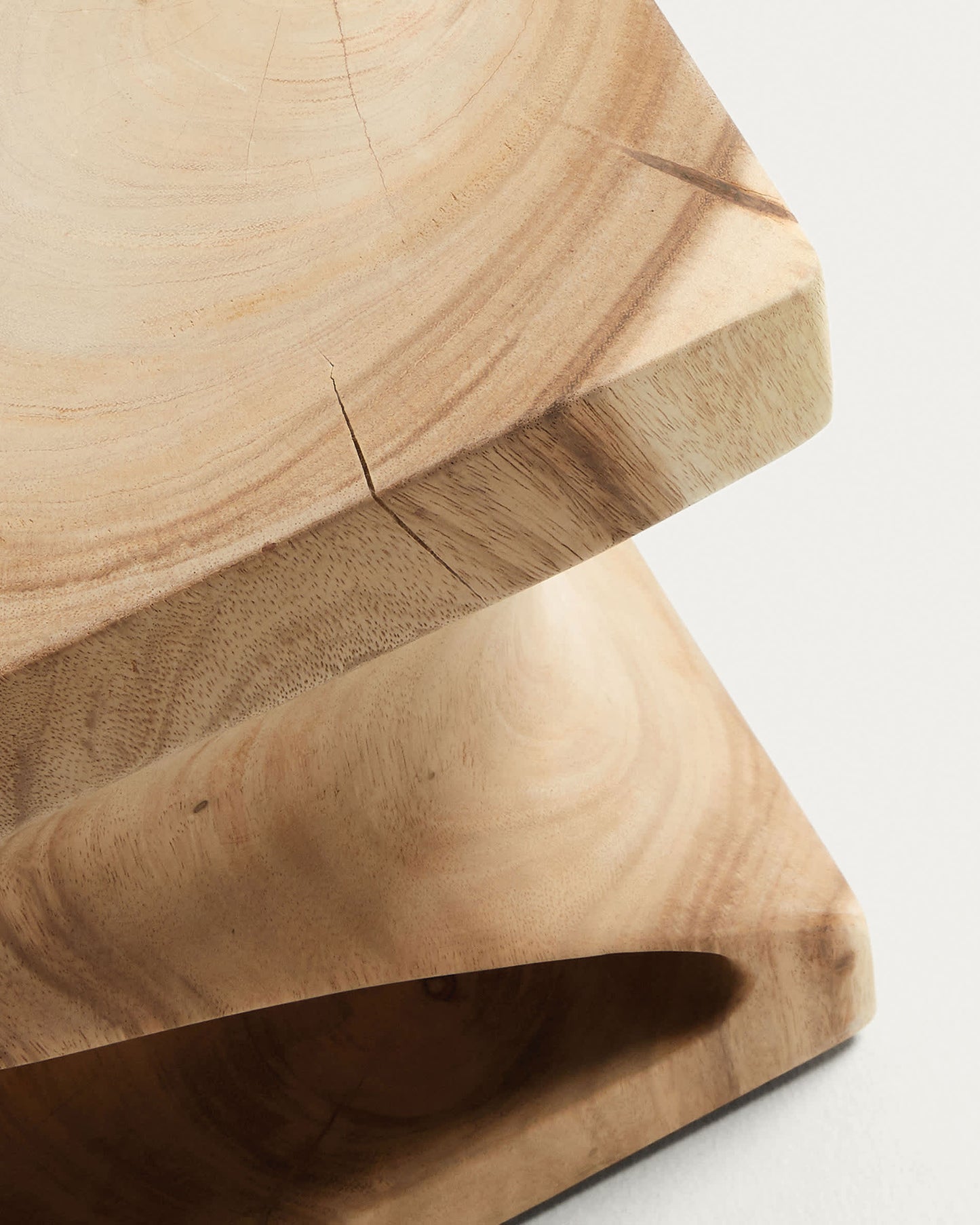 Tavolino Hakon in legno massello di mungur con interno intagliato 30 x 30 cm