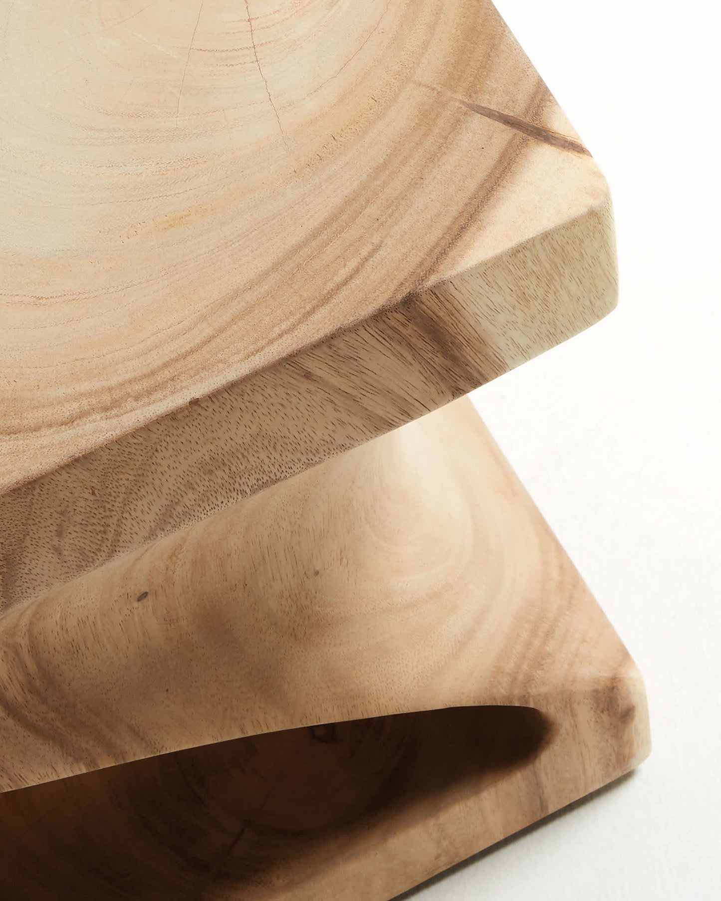 Tavolino Hakon in legno massello di mungur con interno intagliato 30 x 30 cm