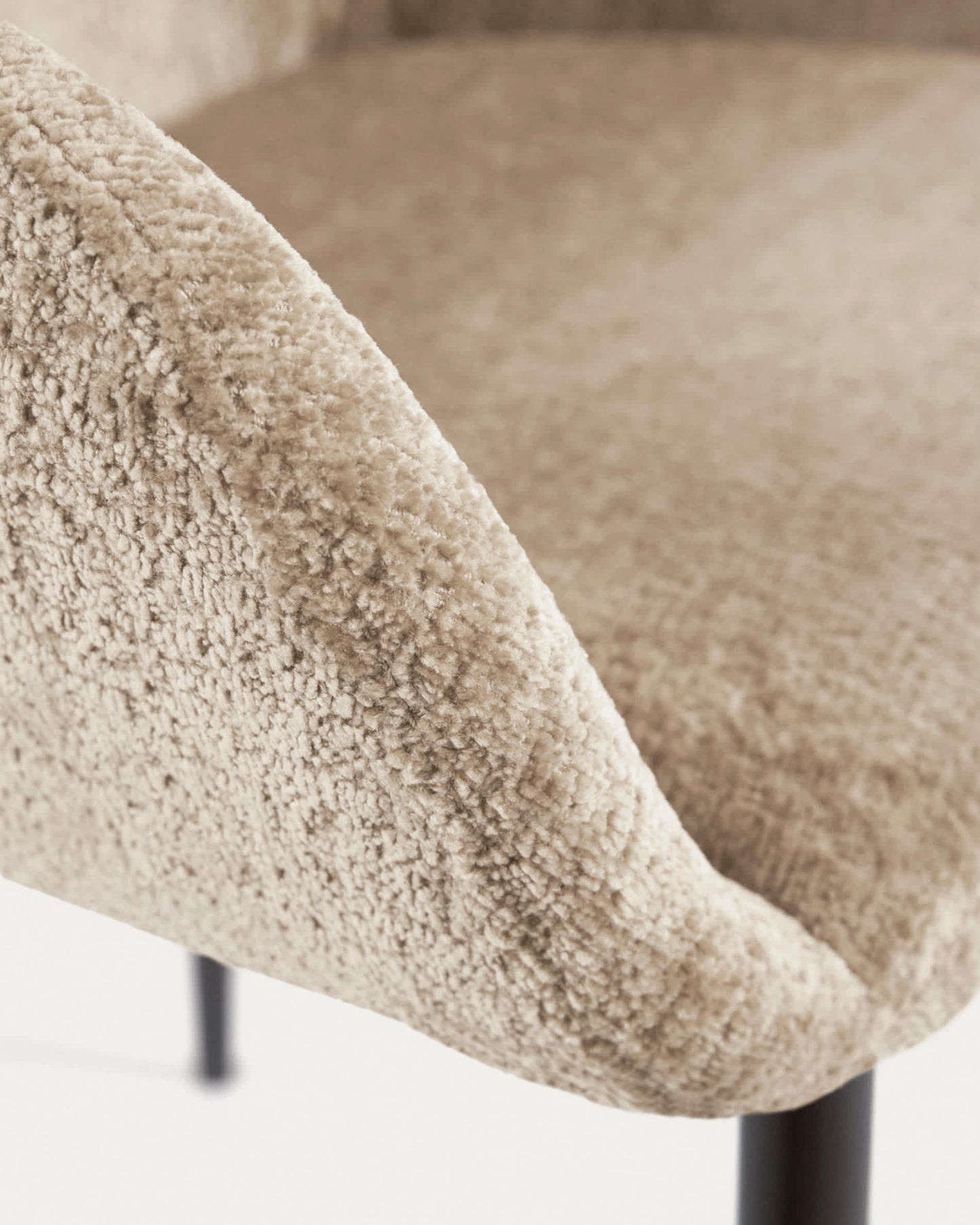 Sedia Konna in ciniglia vellutata beige con gambe in acciaio verniciato nero