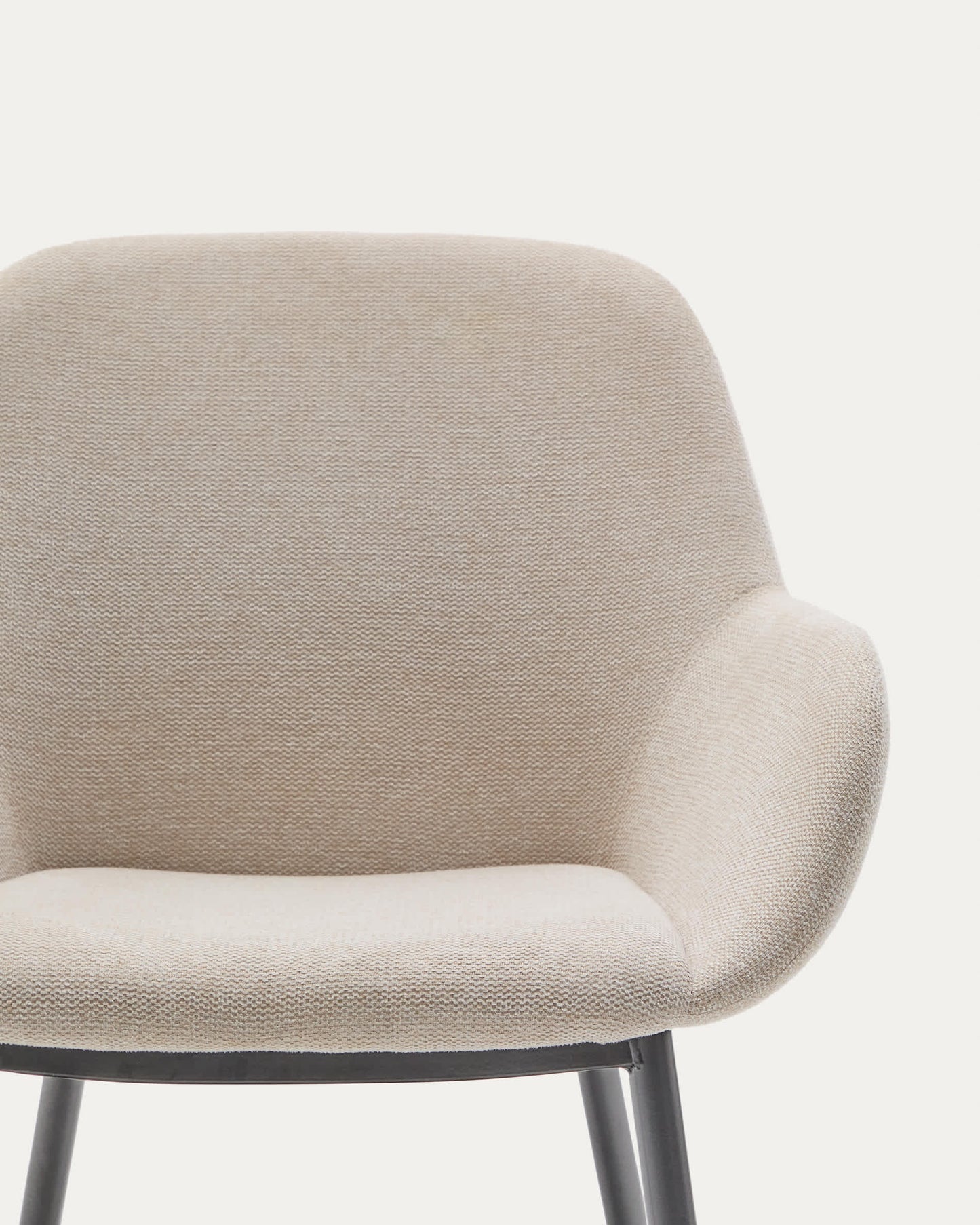 Sedia Konna beige e gambe in acciaio con finitura verniciata nera