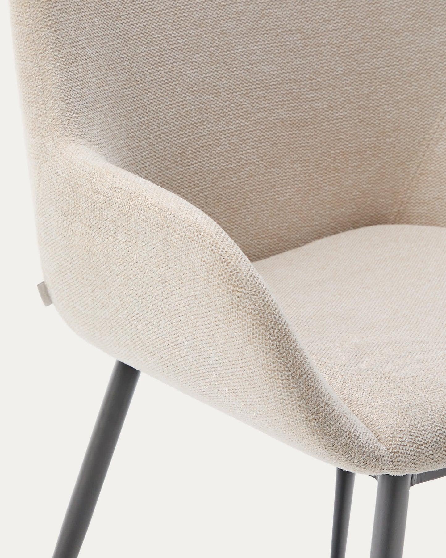 Sedia Konna beige e gambe in acciaio con finitura verniciata nera