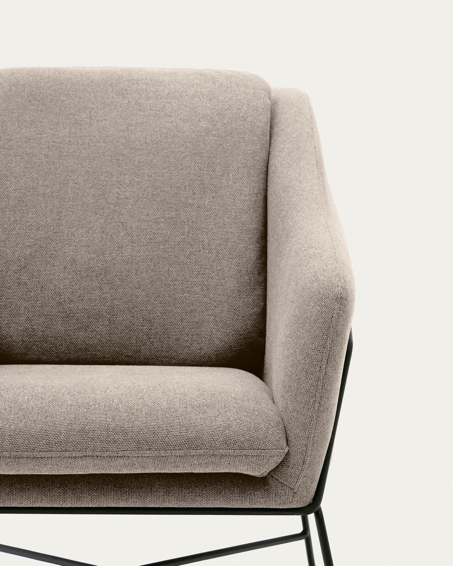 Poltrona Brida beige e gambe in acciaio con finitura nera