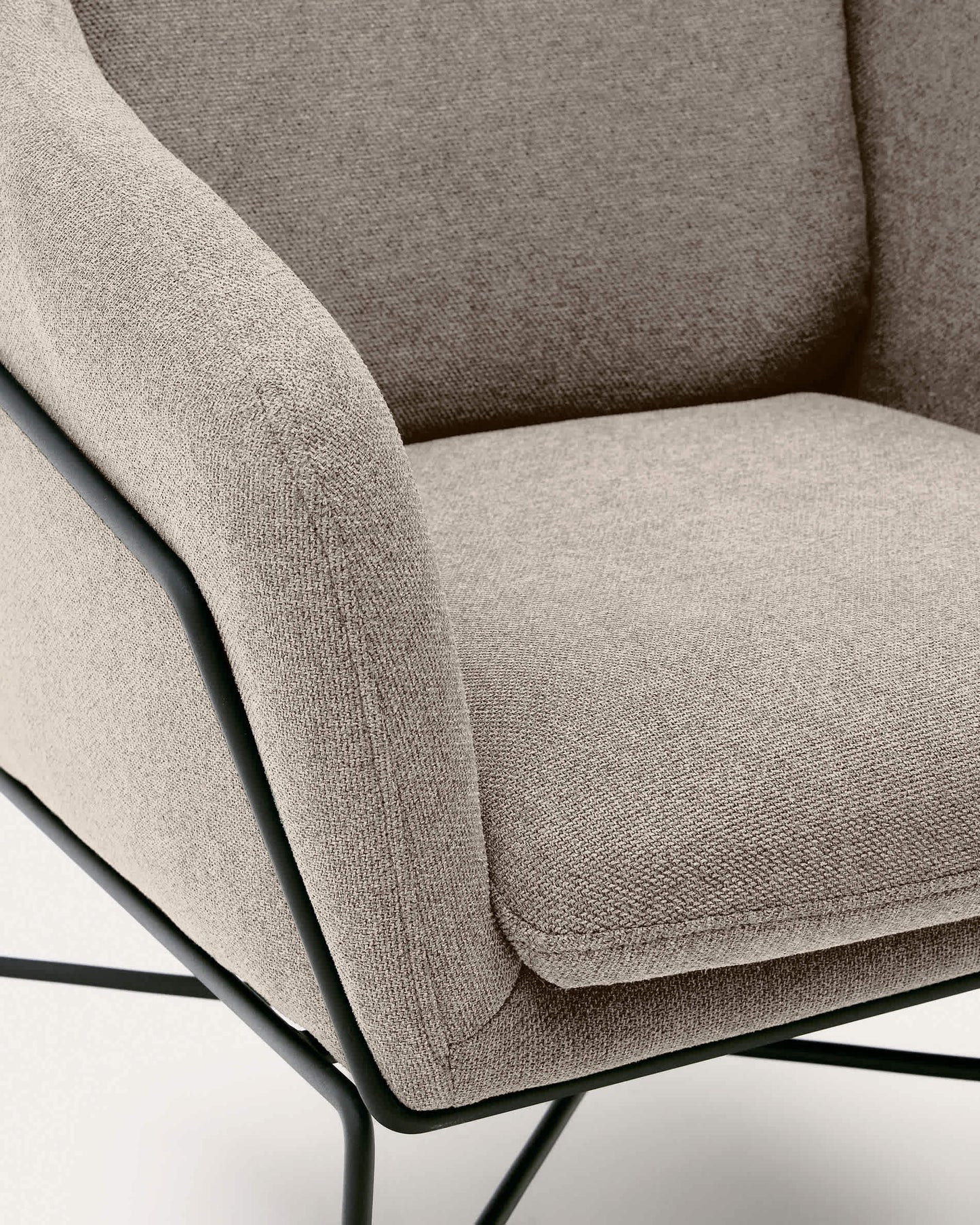 Poltrona Brida beige e gambe in acciaio con finitura nera