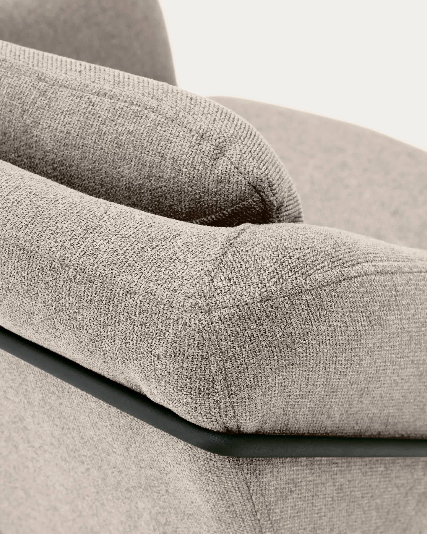 Poltrona Brida beige e gambe in acciaio con finitura nera