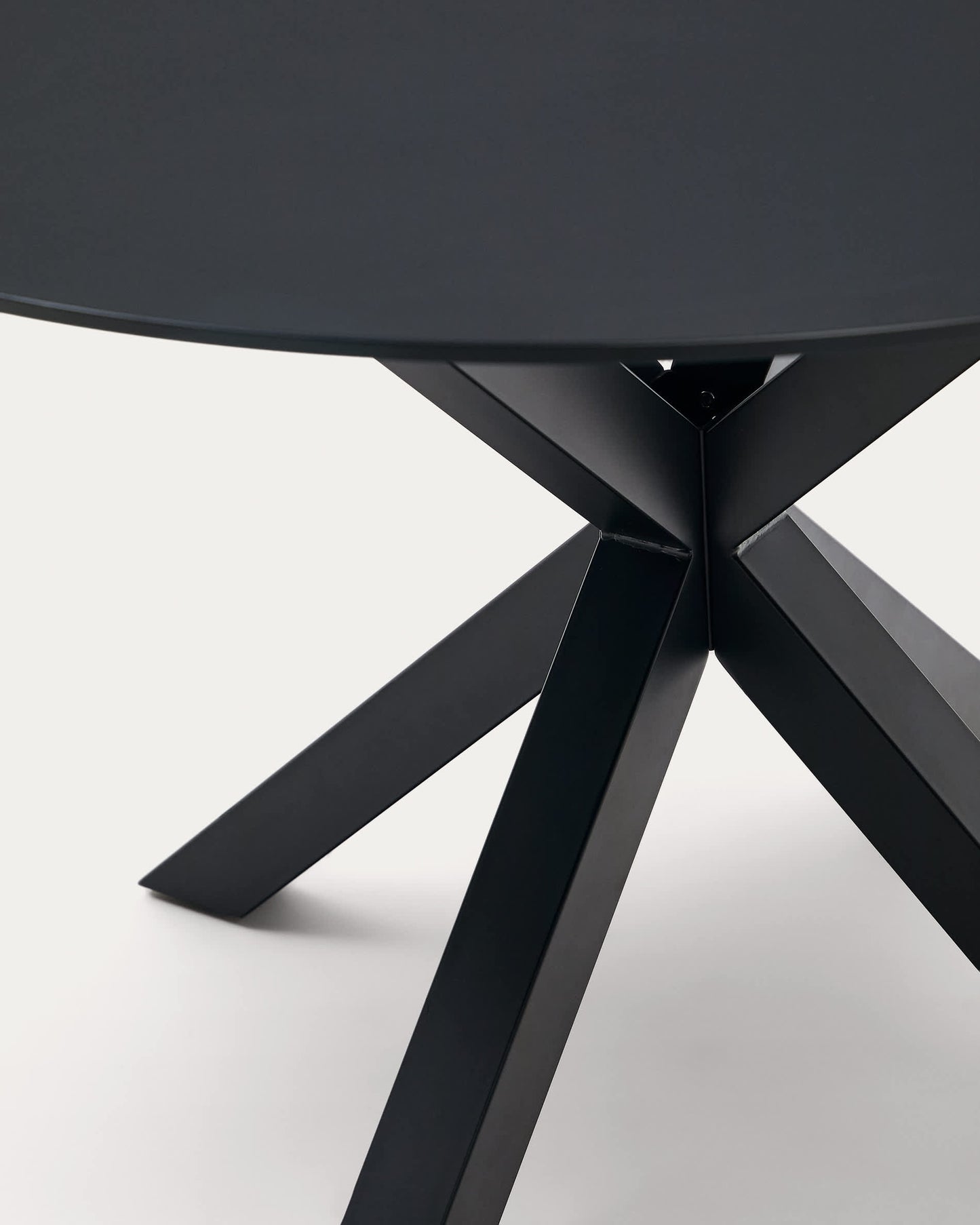 Tavolo rotondo Argo in vetro nero con gambe in acciaio finitura nera Ø 120 cm