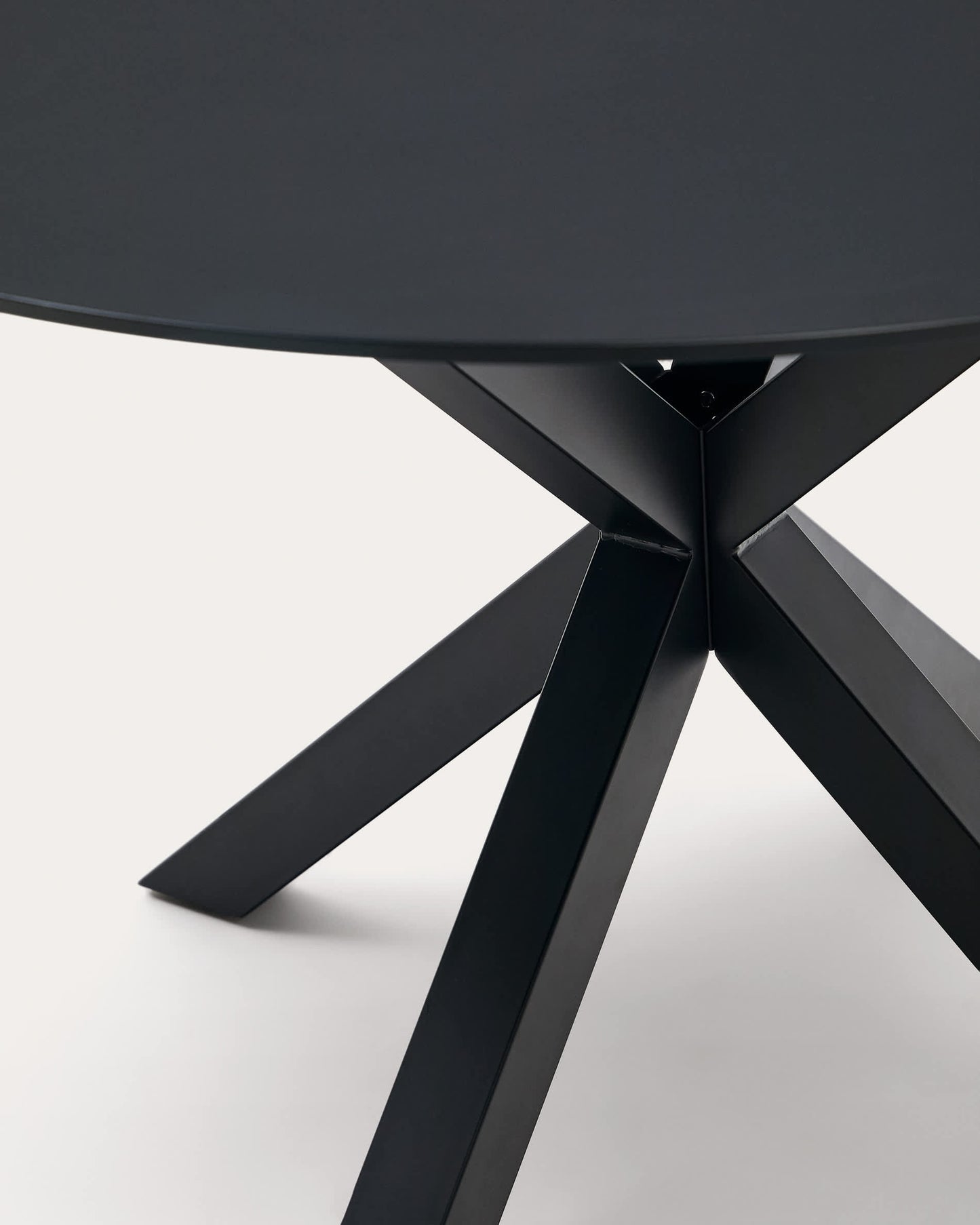 Tavolo rotondo Argo in vetro nero con gambe in acciaio finitura nera Ø 150 cm