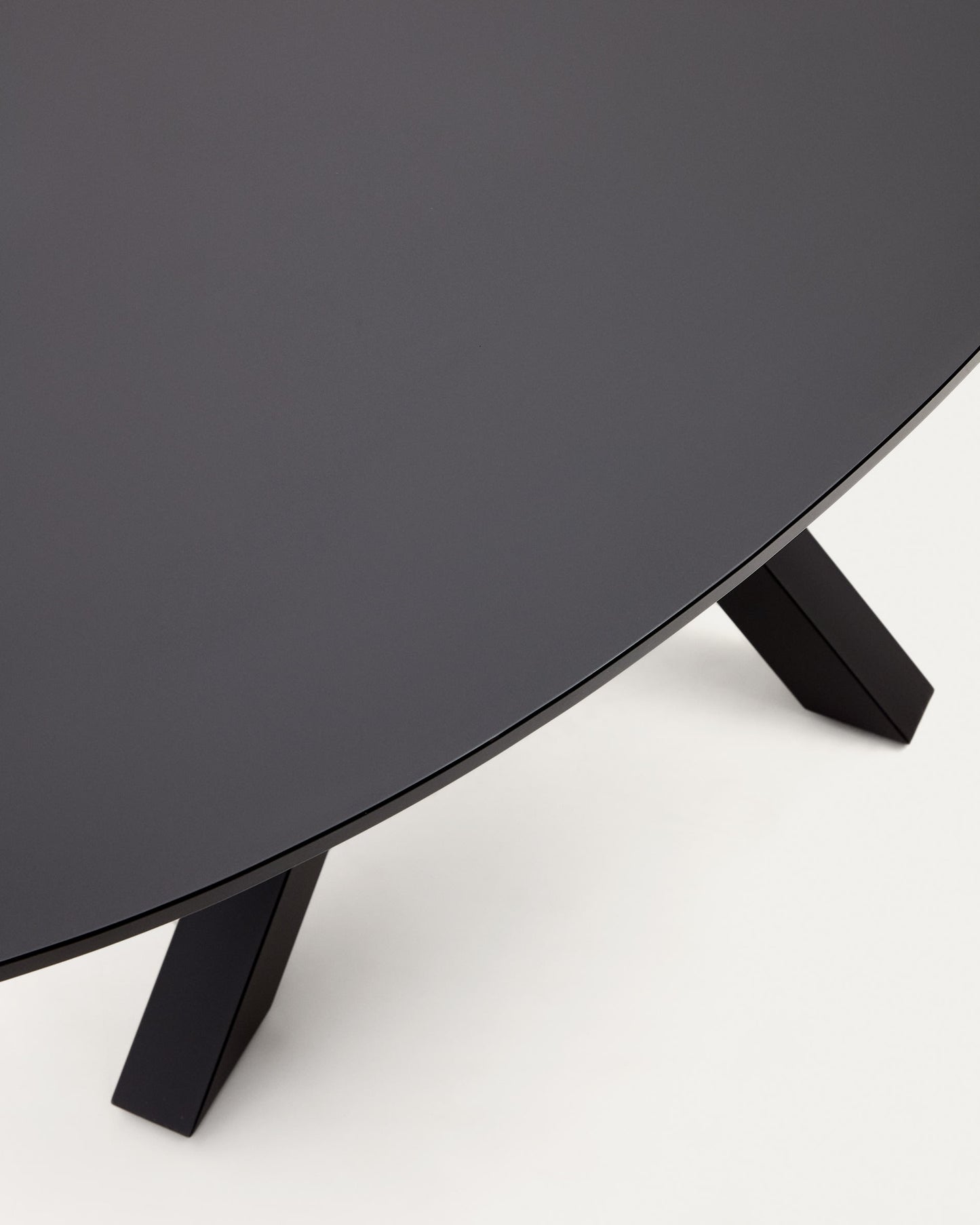 Tavolo ovale Argo in vetro nero con gambe in acciaio finitura nera Ø 200 x 100 cm