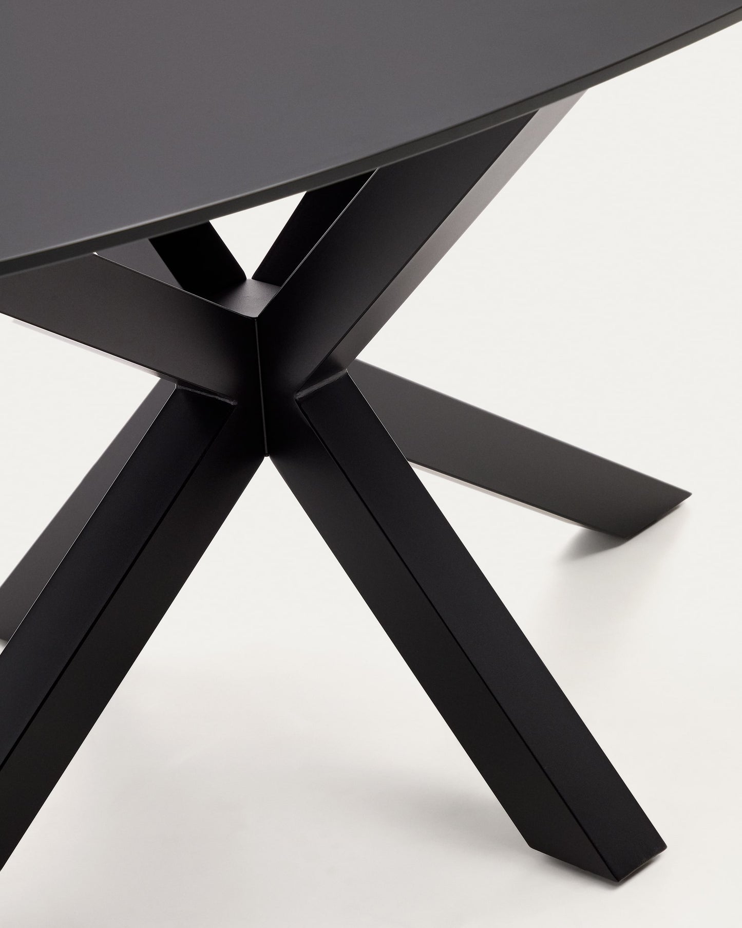 Tavolo ovale Argo in vetro nero con gambe in acciaio finitura nera Ø 200 x 100 cm