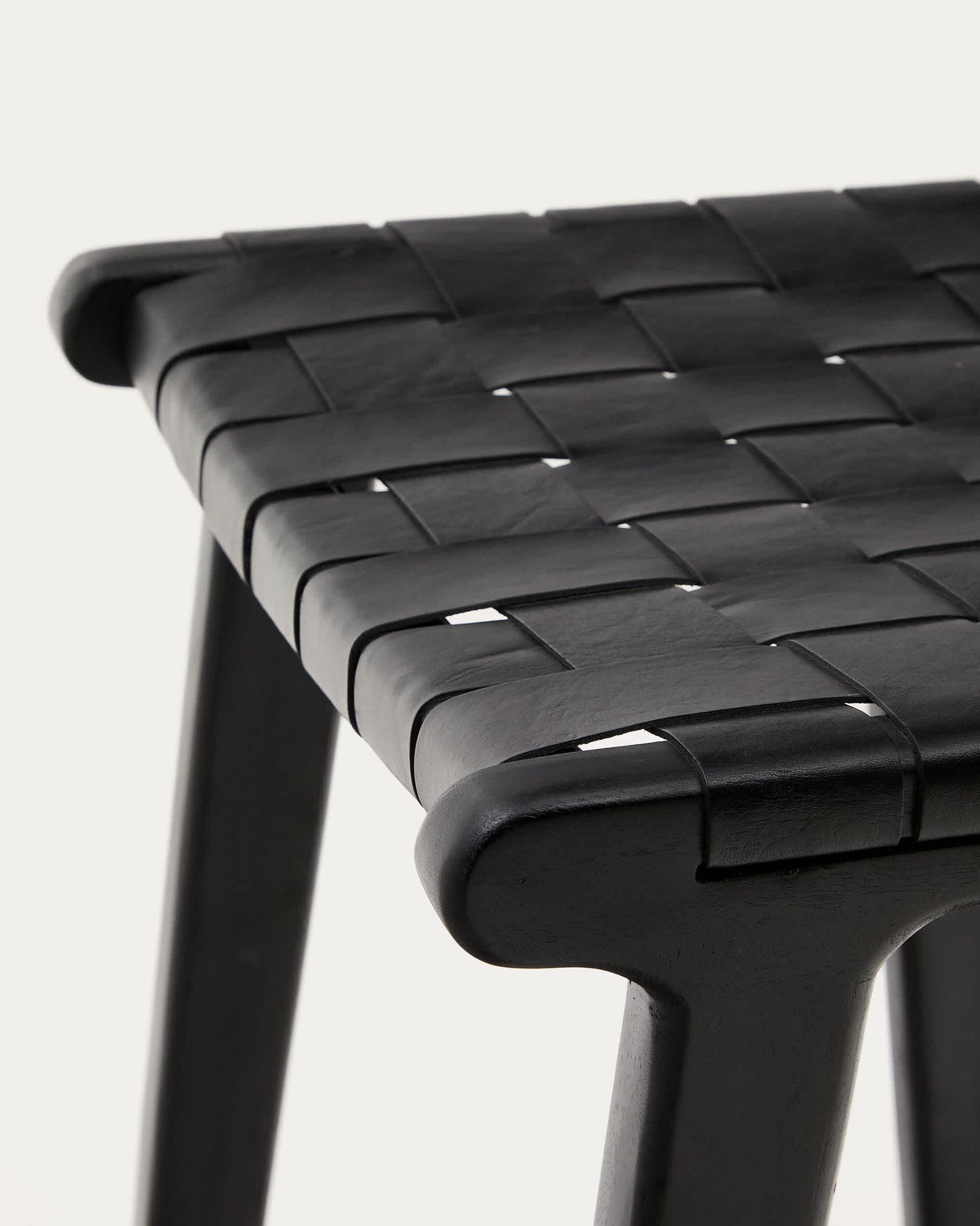 Sgabello Calixta in pelle e legno massello di mogano con finitura nera altezza 67 cm