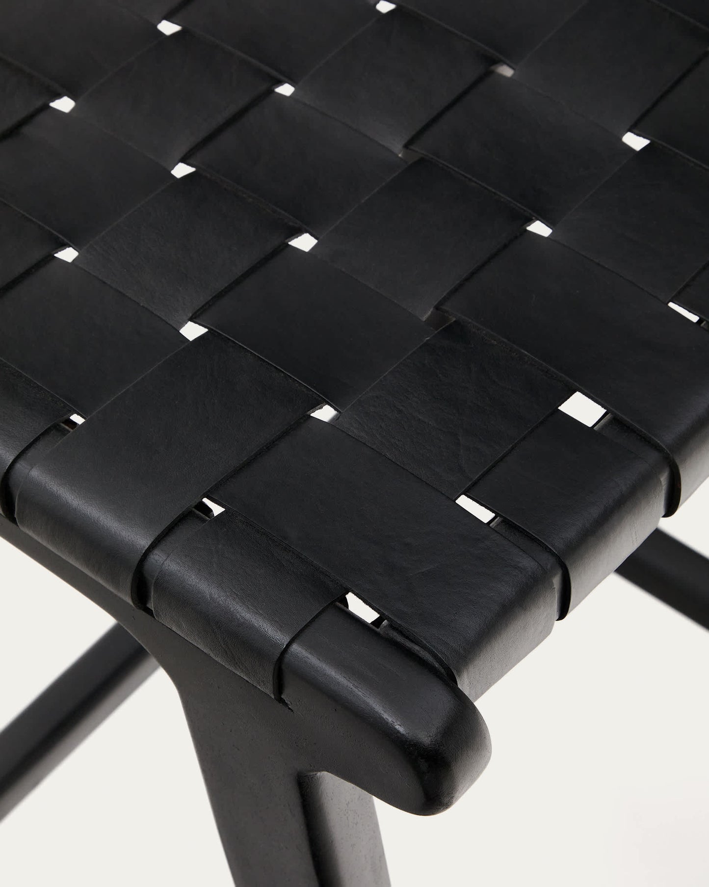 Sgabello Calixta in pelle e legno massello di mogano con finitura nera altezza 67 cm