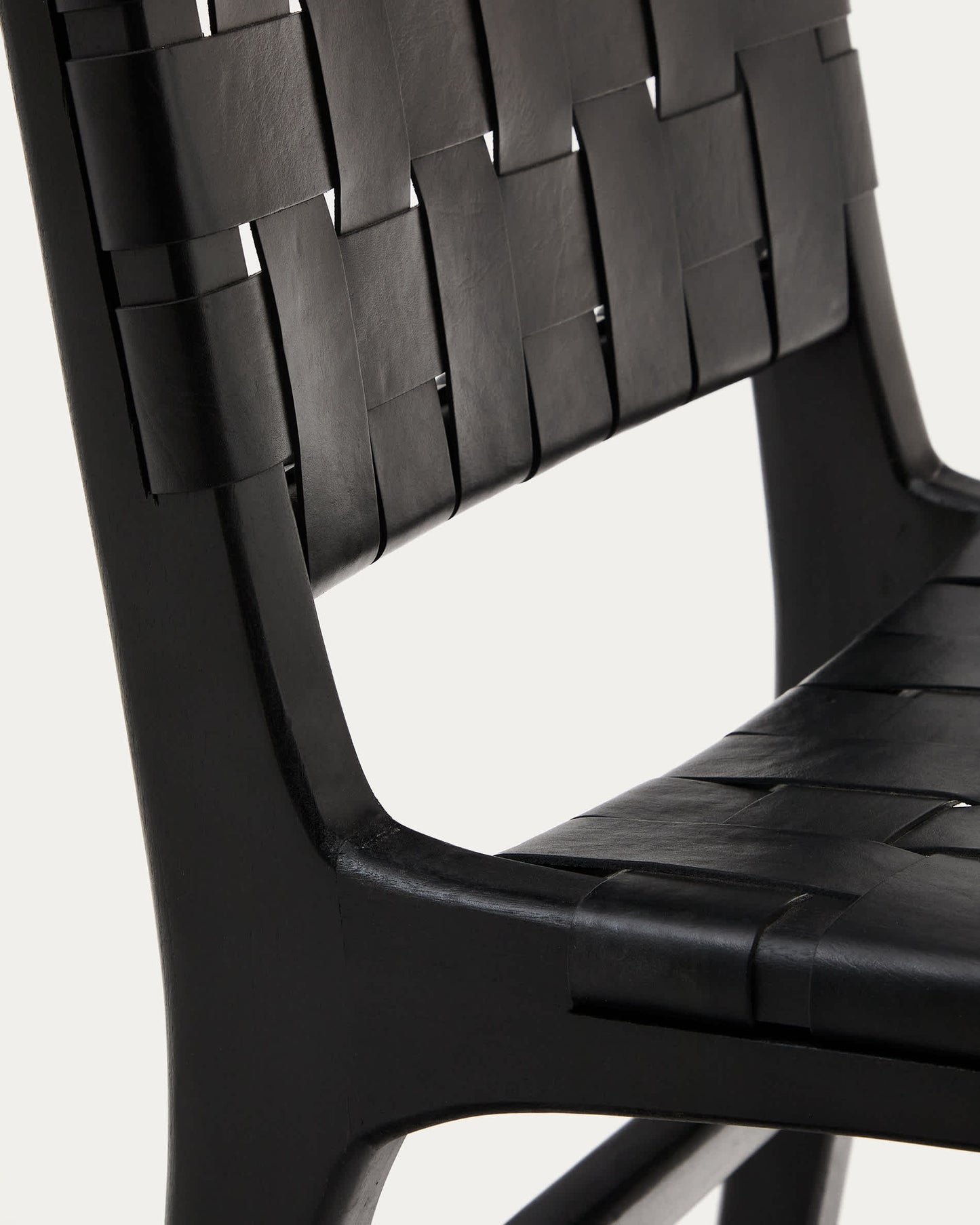 Sedia Calixta in pelle e legno massello di mogano con finitura nera